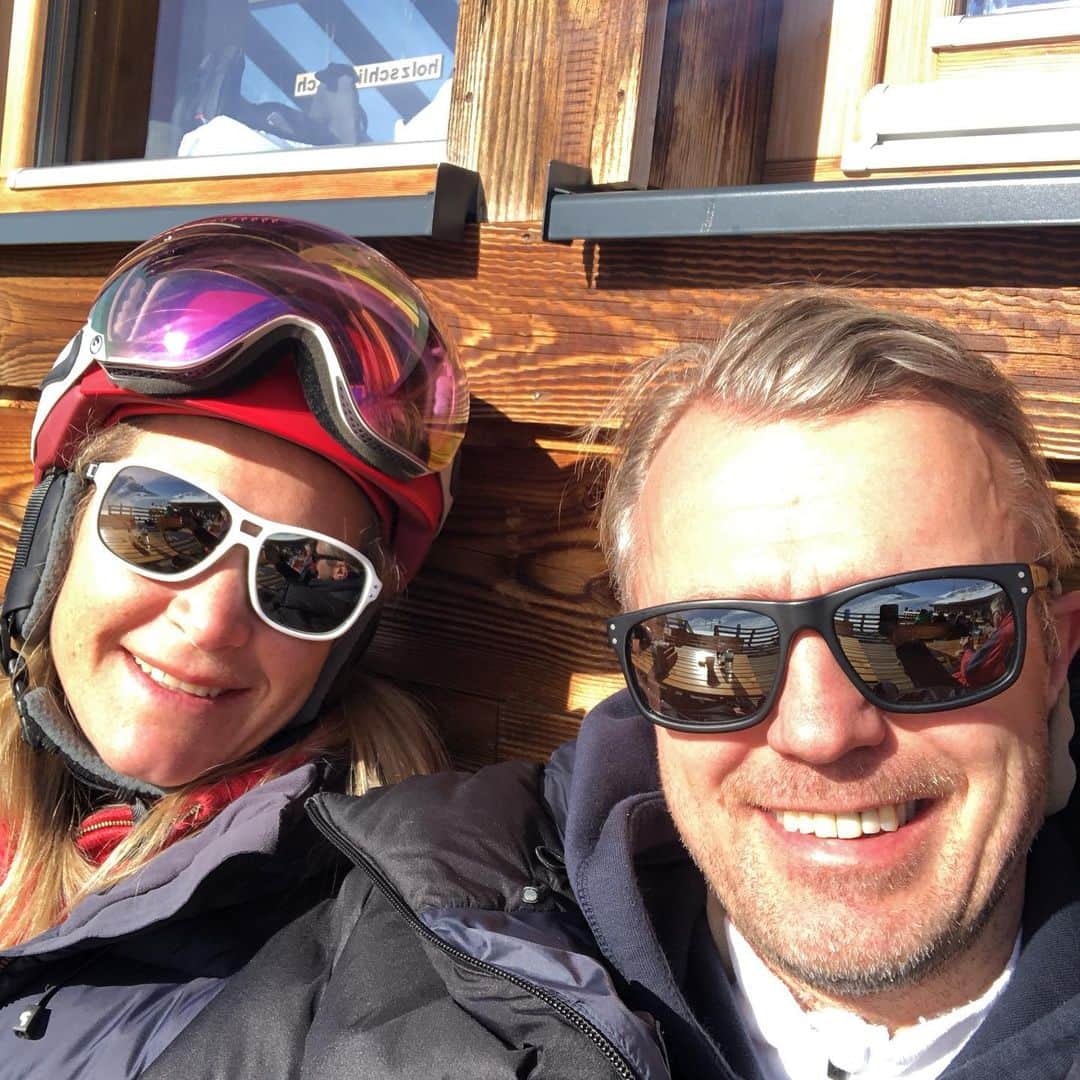 スーザン・ペターセンさんのインスタグラム写真 - (スーザン・ペターセンInstagram)「Enjoying the swiss alps with our friends from @santandernorge . #outdoor #skiing #jellylegs #switzerland」2月1日 22時38分 - suzannpettersen
