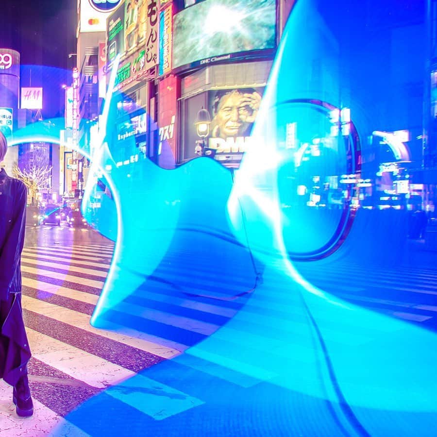 病夢やみいさんのインスタグラム写真 - (病夢やみいInstagram)「Fight the blue  #tokyo#shibuyacrossing #cyberpunk#bluelight #鬼滅の刃#水の呼吸」2月1日 22時41分 - yammy__________