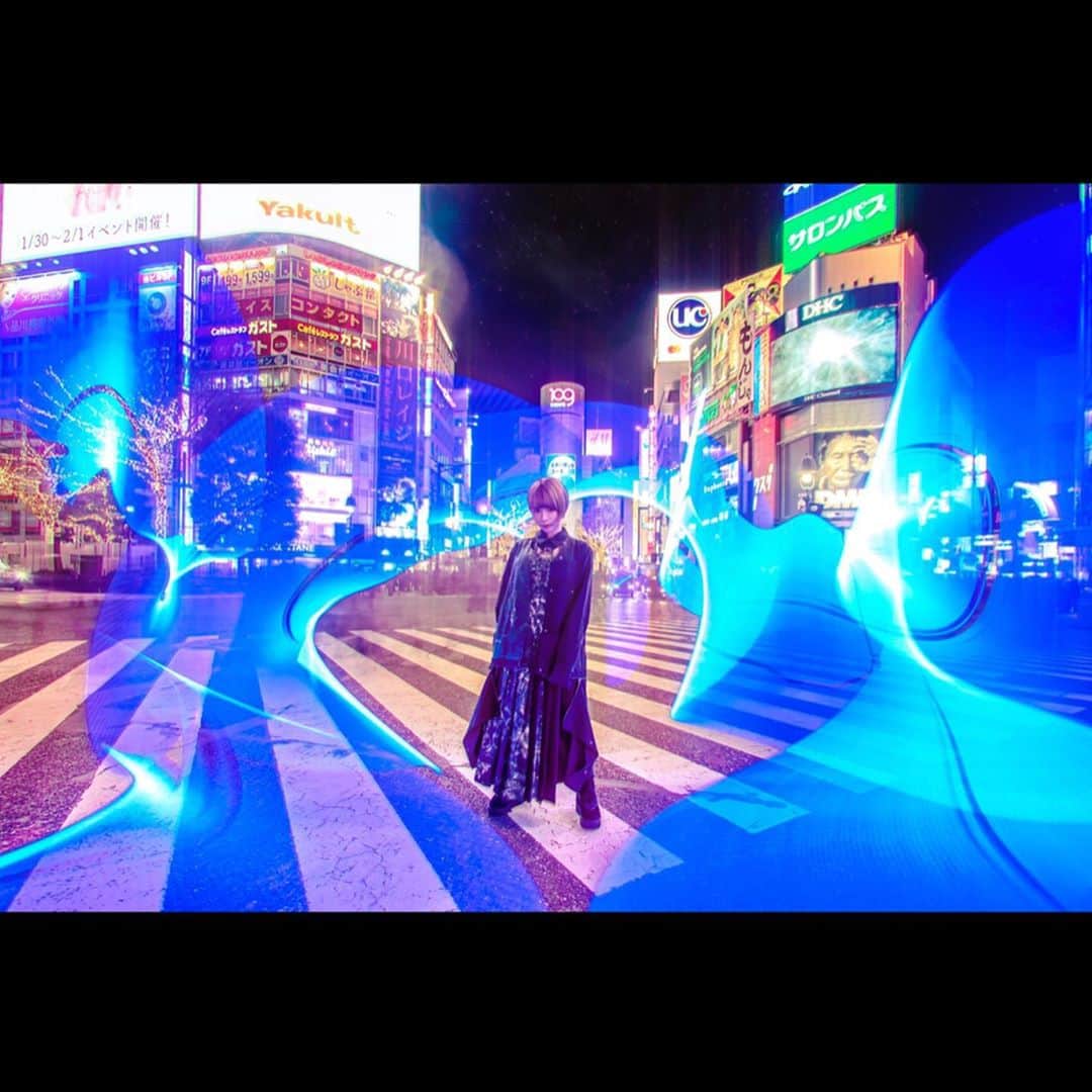 病夢やみいのインスタグラム：「Fight the blue  #tokyo#shibuyacrossing #cyberpunk#bluelight #鬼滅の刃#水の呼吸」