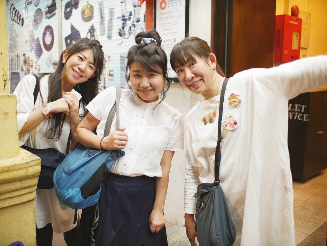 服部ひで子のインスタグラム：「こちらも 早苗姉さんが撮ってくれた、シンガポールでの素敵な１枚😍🇸🇬 偶然にも、ホワイト感強め！😆💃 #吉本新喜劇 #よしもと新喜劇 #新喜劇 #シンガポール #浅香あき恵 姉さん #島田珠代  姉さん #服部ひで子」
