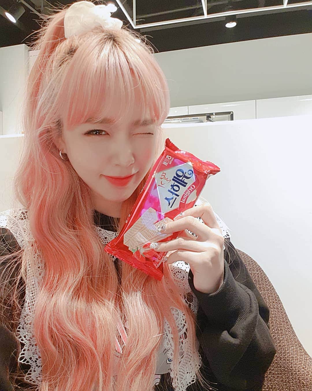 ウェイ のインスタグラム：「#웨하스 많아서 햄보케 💓」