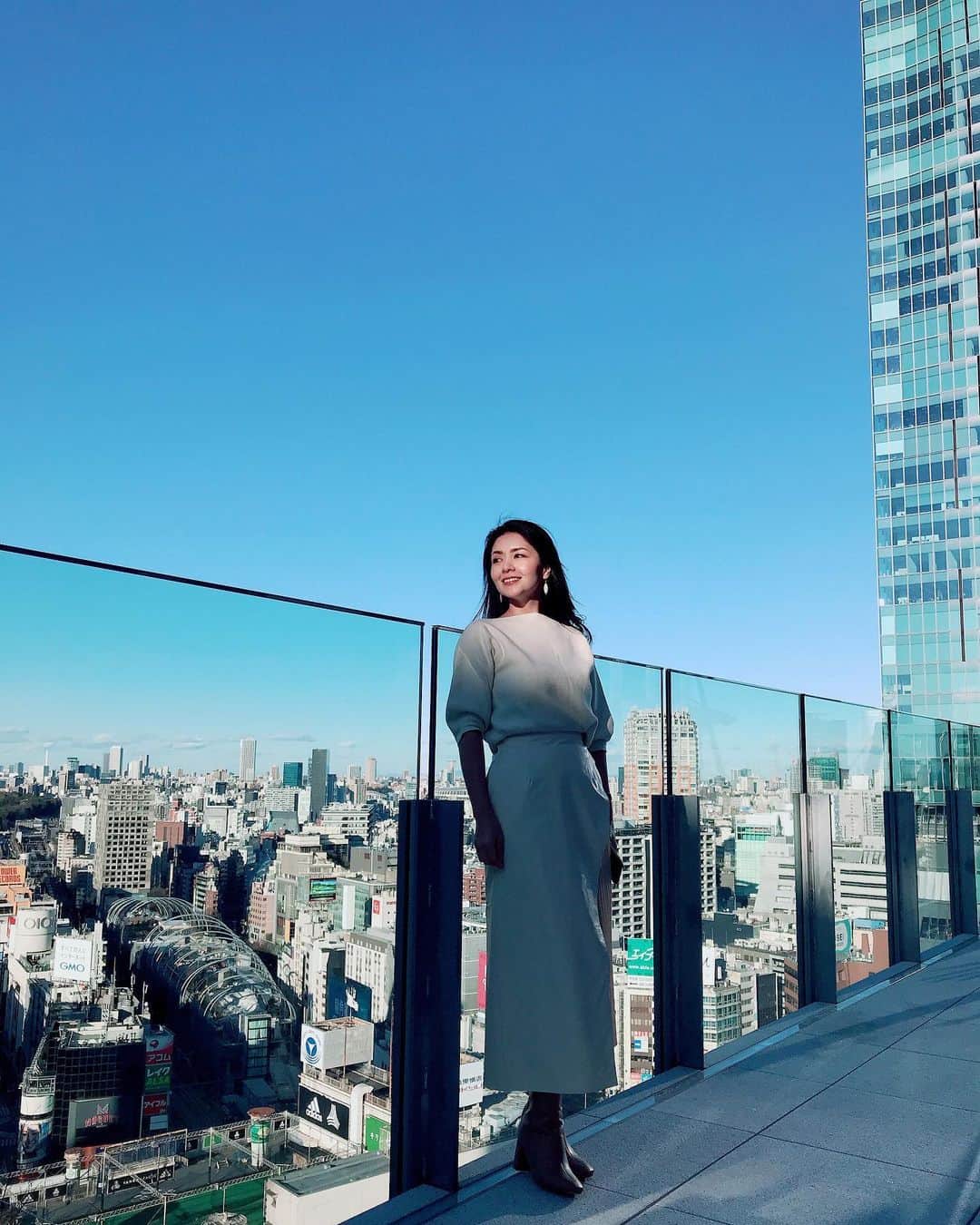 日下裕江さんのインスタグラム写真 - (日下裕江Instagram)「快晴で最高に良い天気の時に セラヴィ来れて良かった💓  真っ青な青空で気持ち良いし、 東京の街並みがずっと向こうまで見渡せて最高のロケーション✨  スクランブルスクエアが無かったらもっと景観が良かったんだろうけども。笑  360度の景観は スクランブルスクエアで見るとして…  日本にもルーフトップレストランが増えて嬉しい☺️✨ 今アジアは沢山素敵なルーフトップBARやレストランあるから、日本も負けずに沢山作って欲しい💓  本当は360度景観のルーフトップレストランが出来たら良いのにな〜  と思ったら、 日本は自殺防止の為に そういうルーフトップレストランとか作れないんだってさ。。。 でも、セラヴィは十分素敵✨ これから暖かくなる時期が楽しみだな♪  早く春よ来〜い🌸  #celavitokyo #celavi #rooftop #rooftopbar #rooftopcafe #rooftoprestaurant #skybar #skyrestaurant #niceview #セラヴィ #セラヴィ東京 #ルーフトップ #ルーフトップバー #ルーフトップレストラン #スカイバー #スカイレストラン #最高のロケーション #outfitoftheday #outfit #ootd #fashion #fashionista #trend #ファッションコーデ」2月1日 22時53分 - hiroe___h
