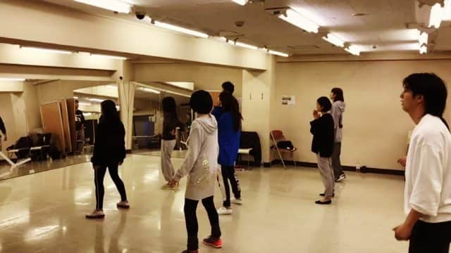 主浜はるみのインスタグラム：「Preparation dance for stage"Valentine Bulue". Look at my sharp movememt!! 「#バレンタインブルー」の下稽古。私のキレのある動きを見て見て〜‼ #バレブル  #博品館 #2月18日から」