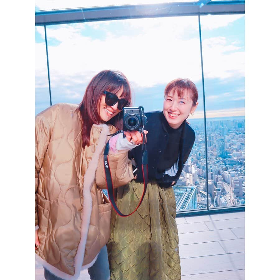 megumi matsuoさんのインスタグラム写真 - (megumi matsuoInstagram)「★★★ 渋スクの展望台 #松潤と二宮　ver. 平日の午前中はガラガラだった件  最高に気持ちよかった！  前日に「強風で髪の毛が真横になるよね」って話してて…ふふふ…甘かった。 真上だし！！ ガラス1枚向こうの風がすごいし！ もー大爆笑だしww 最後の写真なんて最高の1枚だし(自画自賛)！ たぶん 誰よりも笑って 強風を楽しんだ 笑いすぎて涙目になって 寒くて鼻が赤くなるという  もうちょっと暖かくなったら 子どもたちも連れてこよう ⁑ #渋谷#渋谷スクランブルスクエア展望台#展望台#晴天#強風#北風5m#ママ#ママライフ#ママカメラ#朝活#ハナウタ」2月1日 22時55分 - sara_mira_