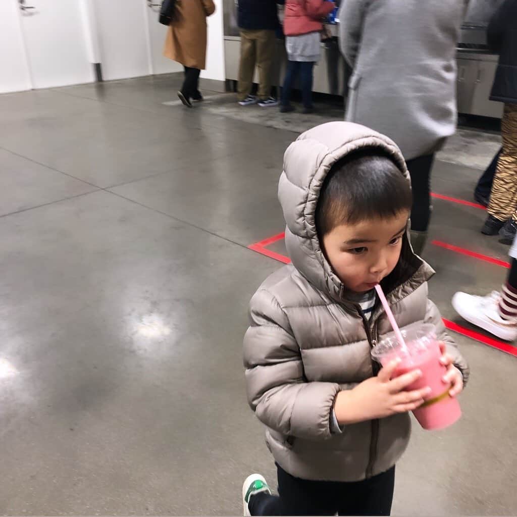 のインスタグラム：「・ のいちごフローズン？🍓美味しかったらしいです！ ルンルンたろーしん ・  costcoでみんなが何を買ってるのか気になって、 カートの中が気になるき🛒 ＃costco」