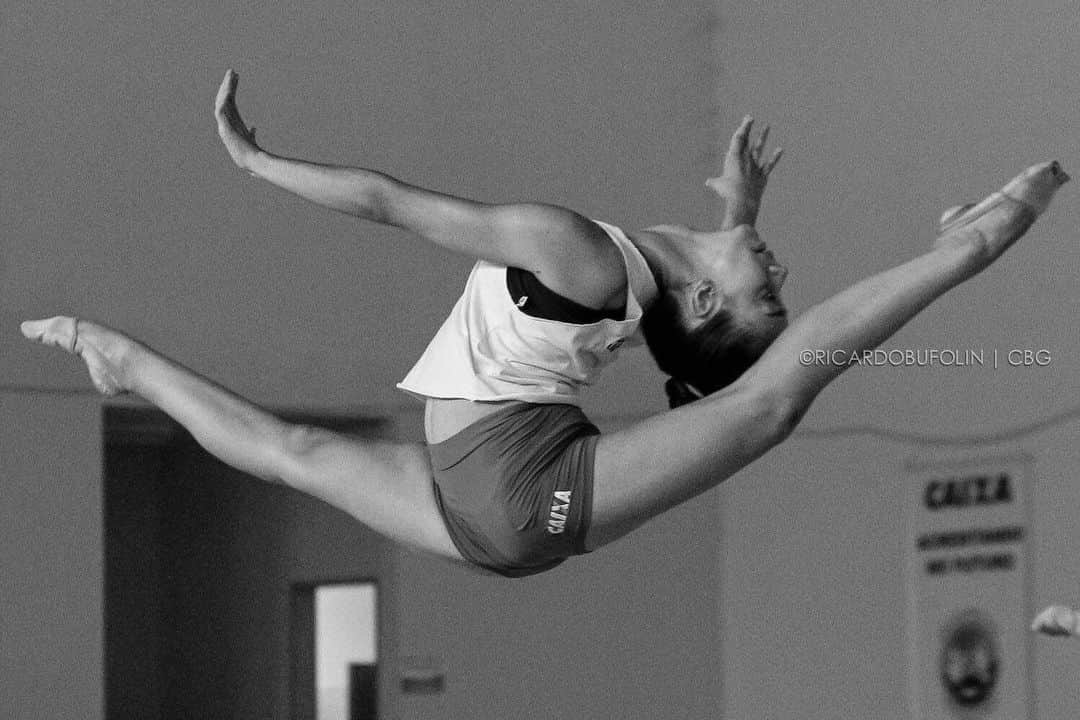 ガブリエル・モラエスさんのインスタグラム写真 - (ガブリエル・モラエスInstagram)「Flying high🦋  bom dia, sábado! 🌞 Foto do querido @rbufolin 📸 . . #gymnastics #rhytmicgymnastics #rg #ginasticaritmica」2月1日 23時01分 - gabixmoraes