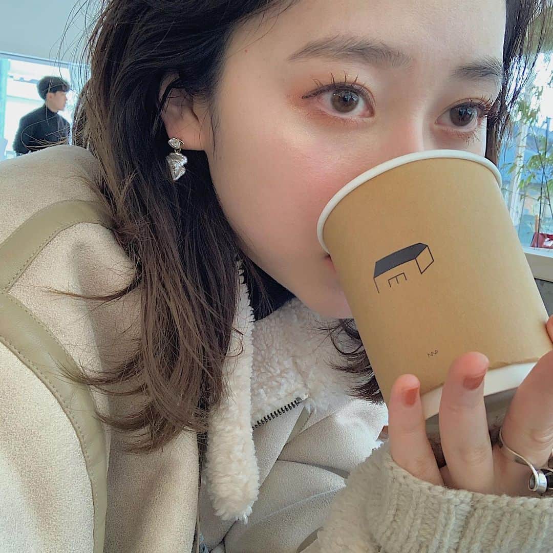 吉河唯さんのインスタグラム写真 - (吉河唯Instagram)「仕事以外で渡韓、約5,6年ぶり〜〜！ 寒くなくて良かった ◎( マスクは常備してました ) お仕事だとぜ〜んぜん行く時間ないけど、韓国のカフェって可愛いしコーヒー超おいしいね、、、泣いた、、、 〜・〜・〜・〜・〜・〜・〜・〜・〜・〜・〜 #korea#koreancafe#koreatrip#koreatown #韓国#韓国カフェ#韓国旅行#延南洞」2月1日 23時02分 - yui_yoshikawa