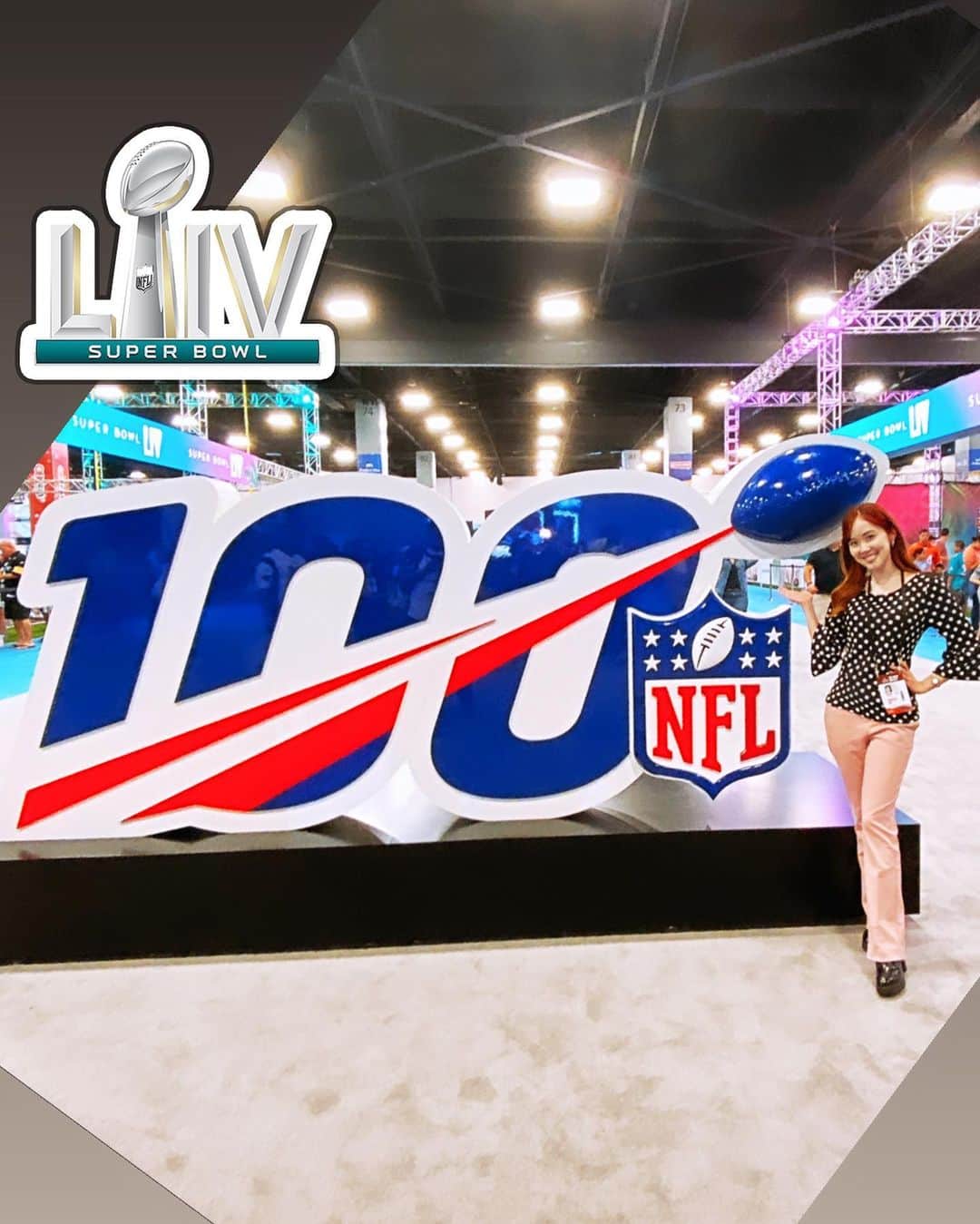 メロディー・モリタさんのインスタグラム写真 - (メロディー・モリタInstagram)「Reporting from Miami for SUPER BOWL and the 100th year anniversary of the @NFL!😆🏈✨ This year will be a tough match between the Chiefs who have made it to the Super Bowl for the first time in 50 years VS the 49ers with their seventh appearance. * Swipe for photos of this year's venue + interviews I conducted to Chiefs' star quarterback Patrick Mahomes and Tyreek Hill who have had a phenomonal season that led them to this stage + more players/legends! Mahomes' father was actually a professional baseball player in Japan as well which explains where his insane throws come from... but we'll have to keep our eyes peeled for what he'll show on the grand stage✨ * On the other hand, the 49ers' defense is highly skilled at slowing down the opponents' top weapons. Their head coach Kyle Shanahan will be making his Super Bowl debut and become the first ever father-son duo to make separate SB appearances. Will they be able to stop Mahomes and raise the Lombardi Trophy?! * I'm currently prepping and getting ready for the red carpet tonight with Oodori-san to interview all the star players. Wish us luck, and join in the fun for the final Sunday Night Football of the season!🔥 * 今年のSUPER BOWL開催地、マイアミに来ています！😄✨ 50年ぶりの出場となったChiefsと、7回目の出場となる49ersの対戦。 * 写真は会場、チーフスのスターウォーターバックのPatrick Mahomes選手、WRのTyreek Hill選手などへの以前のインタビュー風景です！ * ‪2018-2019シーズンのLeague MVPでもあるマホームズ選手ですが、プロ野球選手で日本でも活躍されたお父様譲りの肩で、このスーパーボウルでも目を疑うようなスーパープレーを魅せてくれるのでしょうか!? * 対する49ersはディフェンス力で、そのマホームズ選手たちの勢いあるプレーを止めることが出来るのかに注目！優秀コーチであるKyle Shanahan HCはNFL史上初、親子2代スーパーボウル制覇となるのかにも期待です👀‬ NFL倶楽部ではオードリーさんの後ろから、良い取材＆選手インタビューができるように頑張ります‼️💪 そして、スーパーボウル・サンデー、是非日テレでご覧ください✨ #NFL #NFLclub #SuperBowl #superbowl2020 #superbowlliv #Chiefs #49ers #選手インタビュー」2月1日 23時13分 - melodeemorita