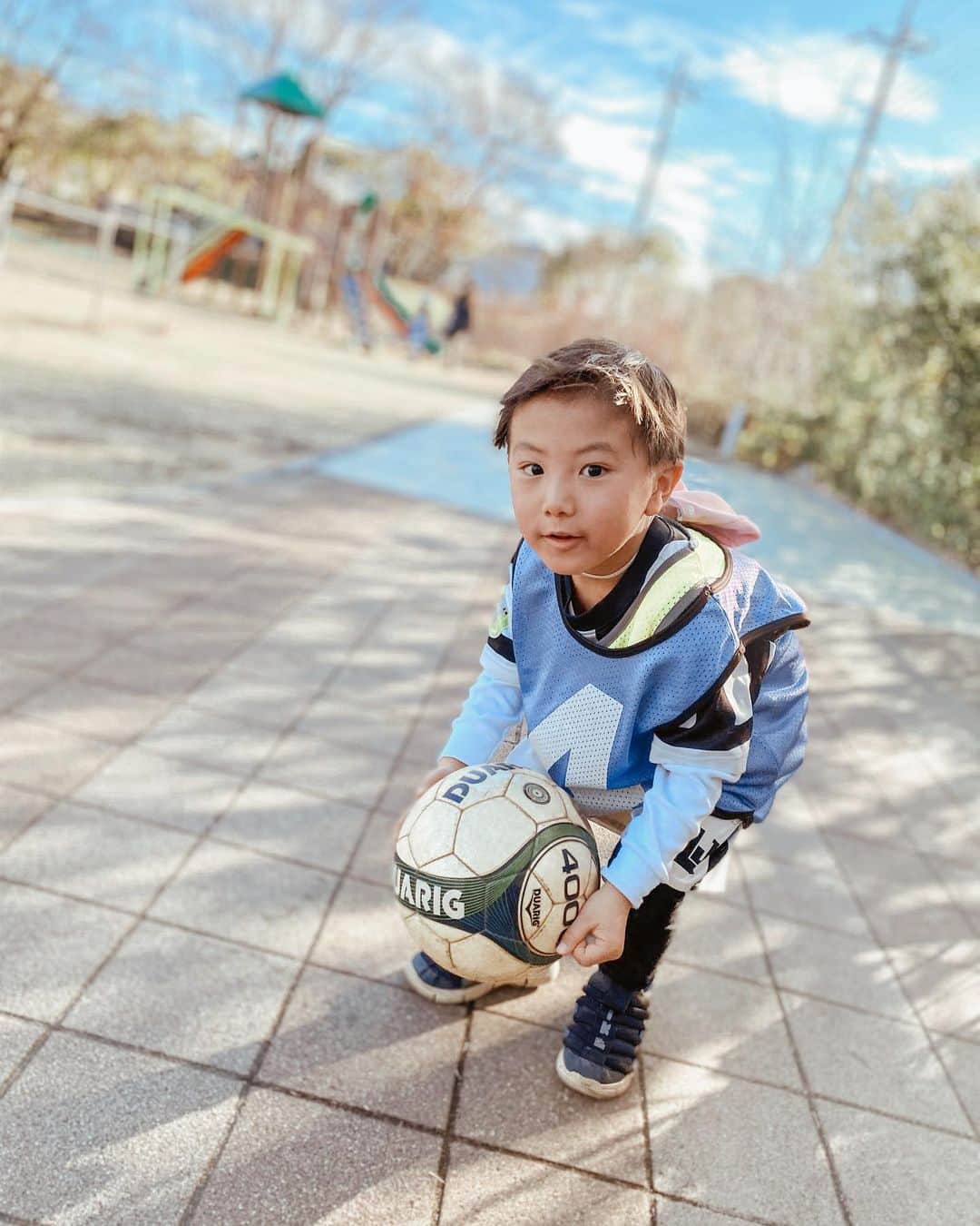 のインスタグラム：「⚽️⚽️⚽️ 普段全然サッカー少年感ないんだけど . (もはやスノーボーダー感が凄いw) ドリブルだけ見てるとすごい上手で せっかくやらせたなら 小学校もやらせてあげた方が いいのかなぁ〜とも思うし 特に本人そんなにサッカーに 執着ないからいいかなとも思ってるし 野球だってテニスだってバスケだって なんだってやらせてみたい。 どうやって習い事決めるんだろう🥴 難しいなぁ… 悩み事溢れすぎちゃって困ってる。 . そして新潟やっと雪積もって いつものゲレンデが戻ってきた♡ 色々予定変更して山戻ろう〜🗻」