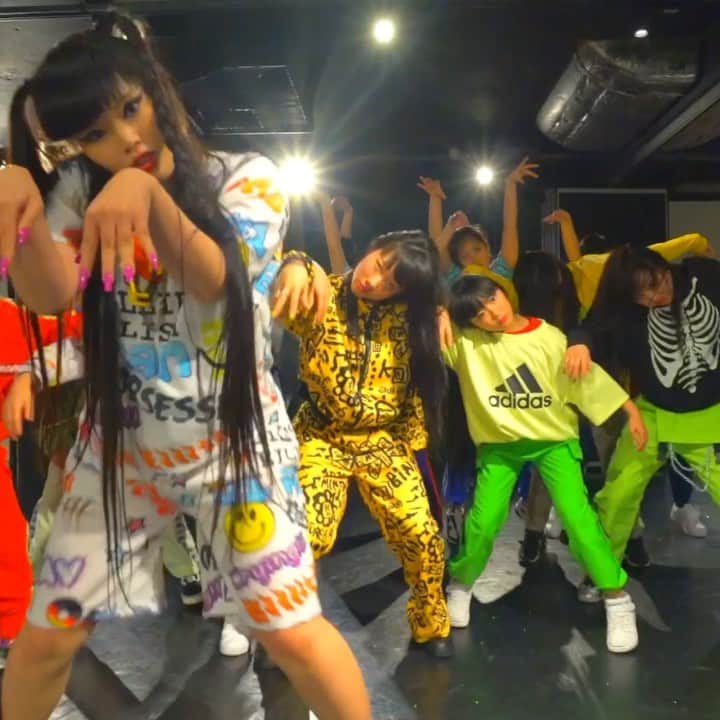 森山穂乃香のインスタグラム：「👻😈Bad Guy👿👻💉 👑Artist👑 @billieeilish 💚💚💚 Dance Artist👸🏻🇯🇵 @honokamoriyama_official with my students🧟‍♀️💚Clothes @freakcityla 🇺🇸🔥 大人も子供も刺激し合える環境ってなんて素晴らしいのだ👍🏻🌎🔥✨どんどん挑戦しにきてねー🥰✨✨ #badguy #billieeilish #honokamoriyama #tokyo #japan #whenweallfallasleepwheredowego #ビリーアイリッシュ #バッドガイ」