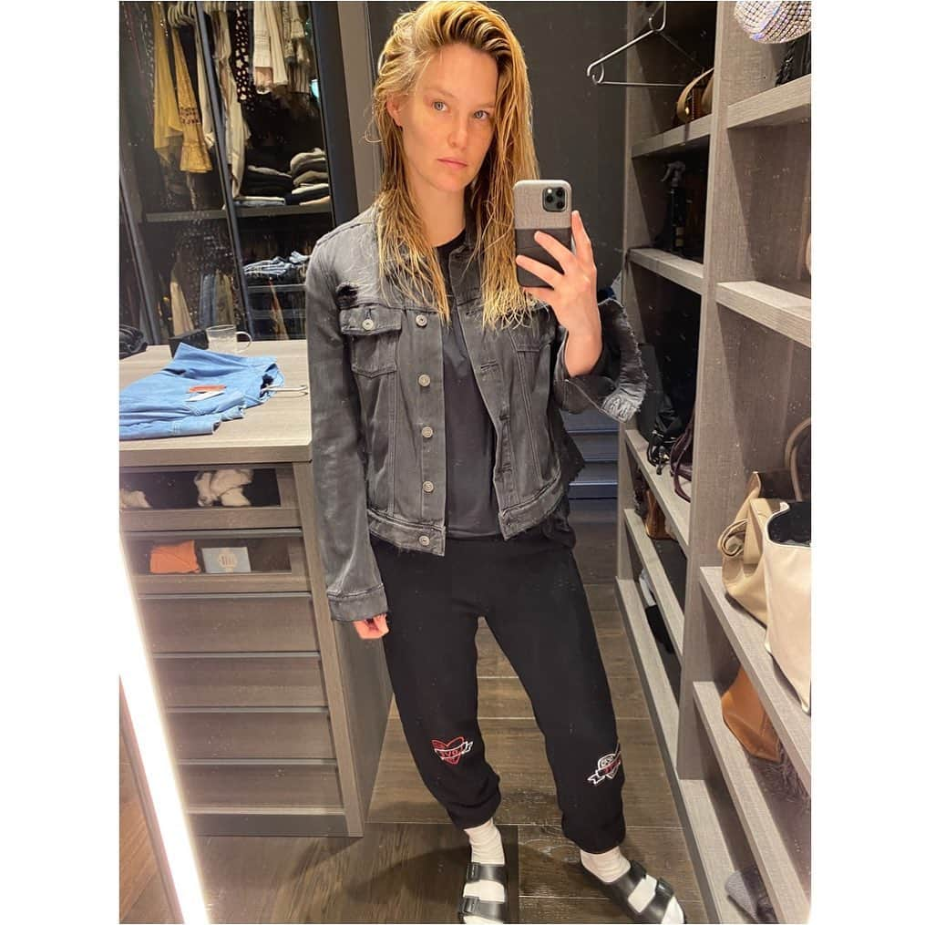 バー・ラファエリさんのインスタグラム写真 - (バー・ラファエリInstagram)「Casual Saturday in my @hoodiesil top and jacket. 🤍」2月1日 23時13分 - barrefaeli