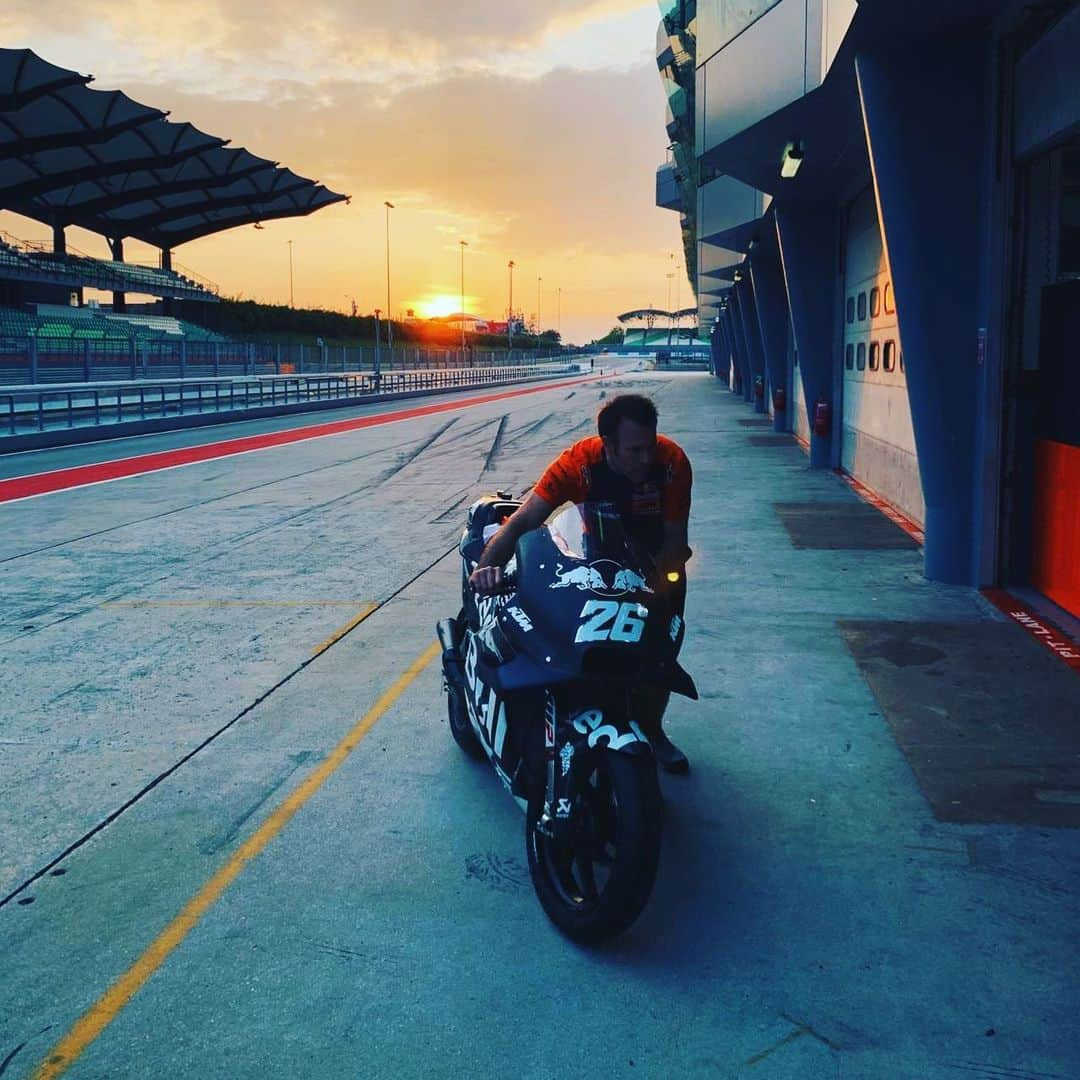 ダニ・ペドロサさんのインスタグラム写真 - (ダニ・ペドロサInstagram)「All ready for tomorrow! #test #sepang #newseason #ktm」2月1日 23時25分 - 26_danipedrosa