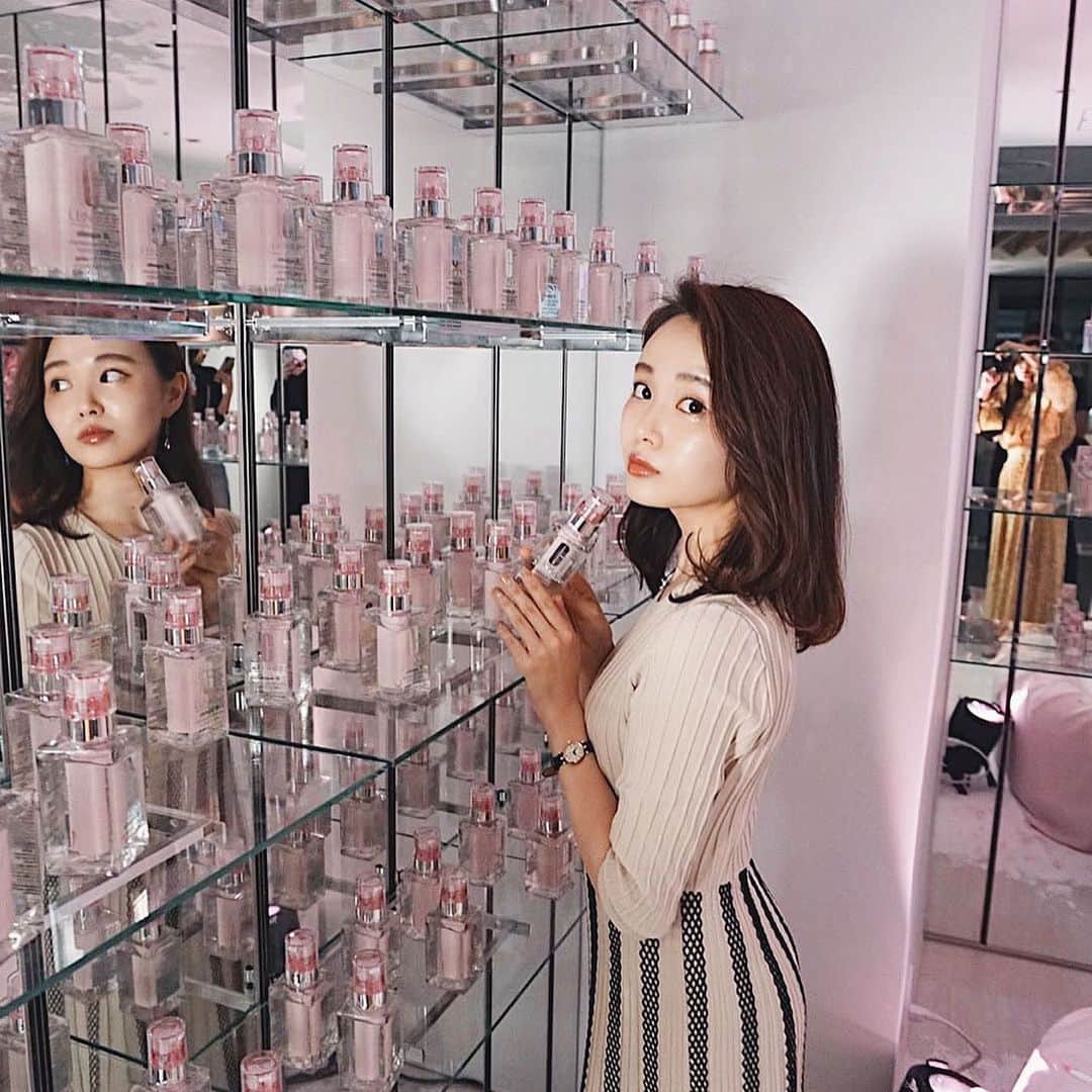のインスタグラム：「🧴🤍 . . . ぴ　ん　く　ち　ゃ　ん. . . . . . . . . . . 桜ファーメント成分の乳液〜 敏感肌だから日本由来で嬉しい🌬 . . . . . . . . . . かなさん（　@tmmk12 ） が撮ってる姿ちらり🔎 . . . _________________________________ . #qlinique #cliniqueid  #私だけのid #クリニークid  #オーロラ美容液 #クリニーク #コスメ #メイク #化粧水 #美容液 #透明感化粧水　#ほめ肌　#pr #frayid #ニットワンピース  #151cm #おちびコーデ  #うじちゃんコーデ𓆫」