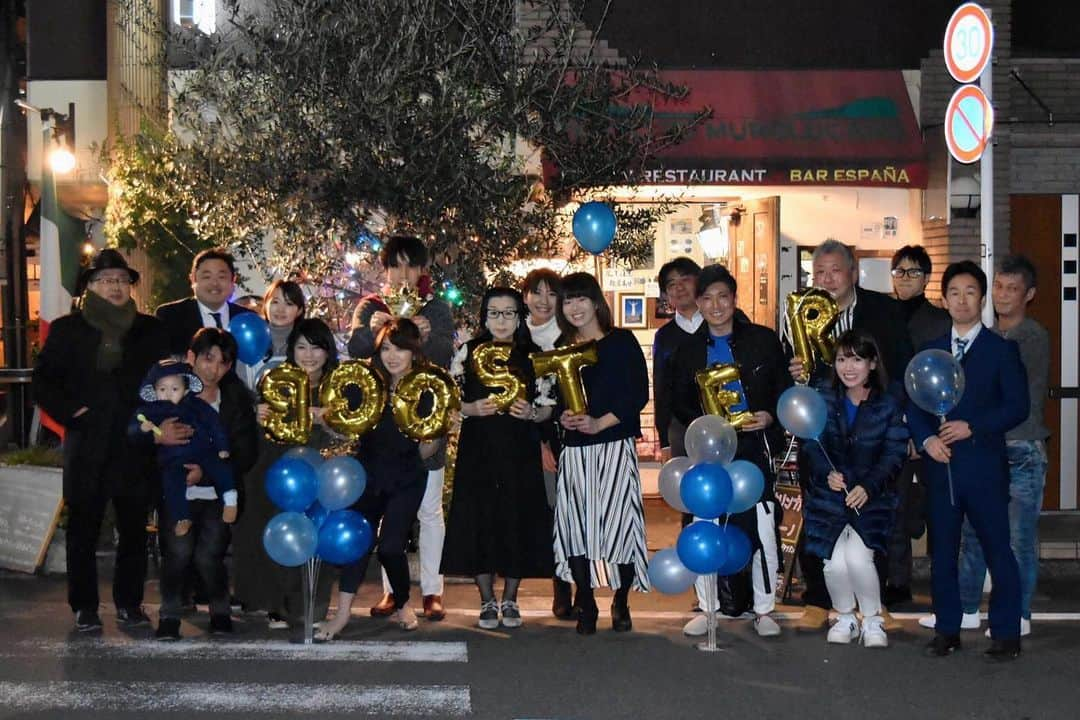 芳野友美さんのインスタグラム写真 - (芳野友美Instagram)「昨日の#ブースター 祝賀会の集合写真いただきましたー♪ 間違い探し分かる？（笑） えー・・・ わたくし・・・・・ やらかしました（汗） 「B」が逆っ😱ごめんなさい。 さて！いよいよ明日放送です♪ 2月2日（日） 22:00～22:30　/　25:30～26:00 #グリーンチャンネル 「#競馬場の達人 」出演！ 明日を逃しても14日までの間に結構放送あるようなので、詳しくは番組HPでチェックしてください♪ 今日#東京競馬場 の大きなビジョンでなんと予告が流れたのよ！！！感激☆ 見てね❤︎」2月1日 23時22分 - yumi_yoshino_1980