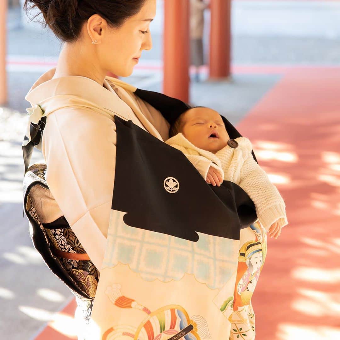 亀恭子さんのインスタグラム写真 - (亀恭子Instagram)「次男のお宮参り。 . . . お天気に恵まれて、 2月にしては暖かく穏やかな日曜日。 . . 家族みんなが元気に、この日を迎えられたことに感謝です。 . . . hair @mitsuteru_asahi photo @sanoxile #thankyou . . #baby #boy #1month #winter #お宮参り」2月1日 23時23分 - kame_kyo