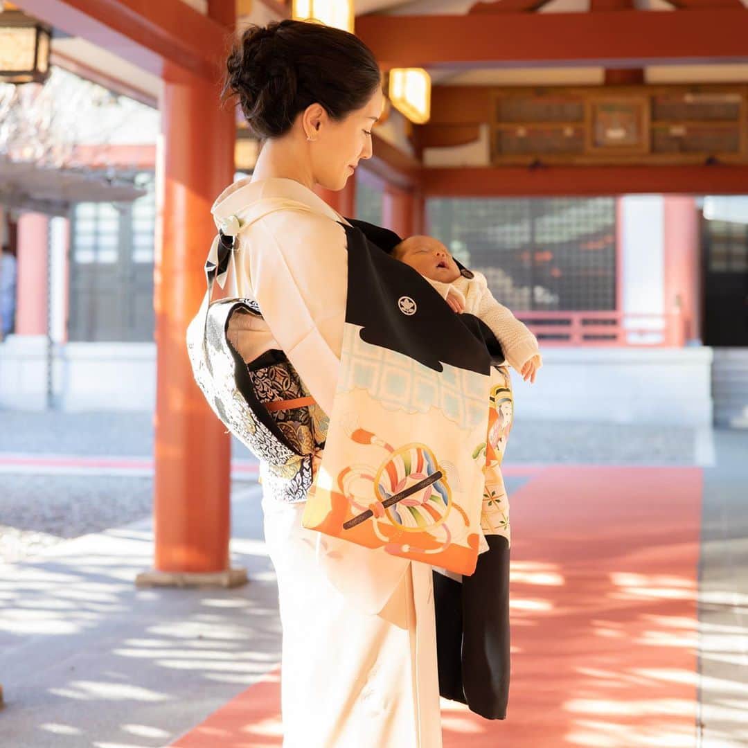 亀恭子のインスタグラム：「次男のお宮参り。 . . . お天気に恵まれて、 2月にしては暖かく穏やかな日曜日。 . . 家族みんなが元気に、この日を迎えられたことに感謝です。 . . . hair @mitsuteru_asahi photo @sanoxile #thankyou . . #baby #boy #1month #winter #お宮参り」