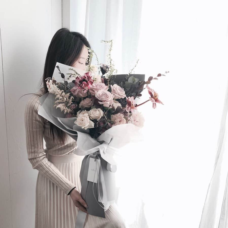 플로리스트 이주연 florist Lee Ju Yeonさんのインスタグラム写真 - (플로리스트 이주연 florist Lee Ju YeonInstagram)「. . 꽃보다 채원 💕 . #빈티지꽃다발 #바네스꽃다발 . 订花 WeChat ID vaness_flower 클래스상시모집 당일꽃주문가능 #수업문의 #주문예약 #lesson #Order  Katalk ID vaness52 WeChat ID vaness_flower E-mail vanessflower@naver.com . 강남구 역삼동608-16 📞02-545-6813 . #vanessflower #florist #flowershop #handtied #flowerlesson #花束 #花束包装 #바네스플라워 #플로리스트 #꽃다발 #웨딩부케 #역삼역꽃집 #언주역꽃집 #플라워레슨 #꽃다발주문 #꽃수업 #기업출강 #꽃주문  #대관 #공간대여 #공간쉐어 #강남대관 #세미나대관」2月1日 23時28分 - vanessflower