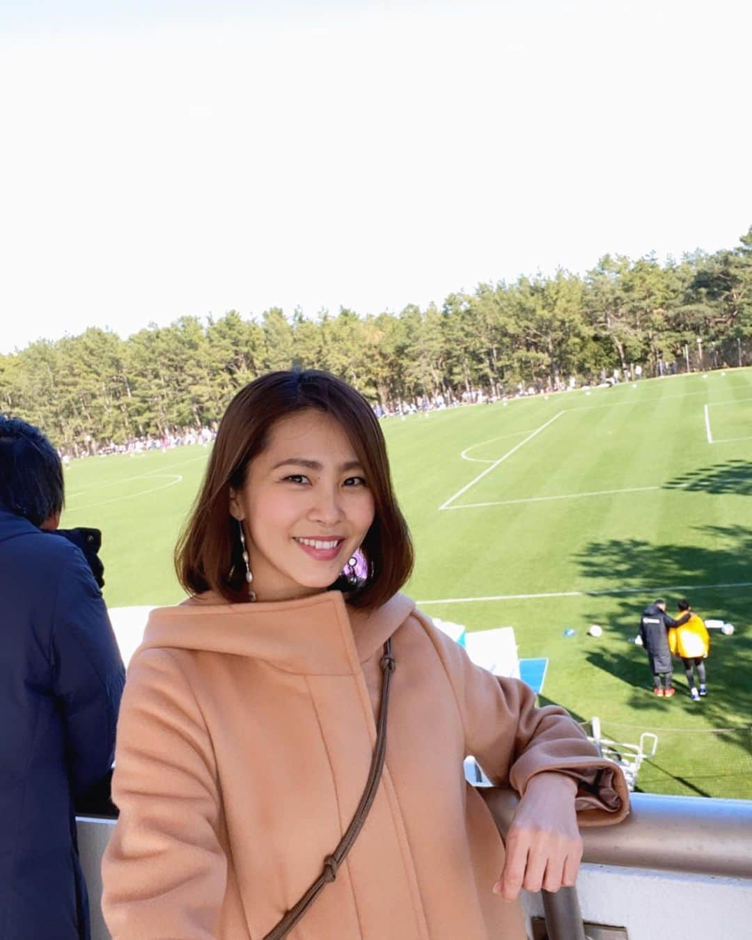 坂元美香さんのインスタグラム写真 - (坂元美香Instagram)「宮崎なう！ 初めてのサッカーキャンプ⚽️ご縁あってサンフレッチェ広島vsセレッソ大阪の試合を見学。野球と違って勝手がわからないけどそれはそれで楽しかった！😆お気に入りの選手がいたら何倍も楽しいはず！もっと選手情報とかいろいろ調べてくればよかった！勝手に座って観れるものだと思ってたので二時間立ちっぱなしは予想外…😂でも楽しかった〜！😊 . 明日は…🤩 . #サンフレッチェ広島  #セレッソ大阪 #森島司 #宮崎キャンプ #Jリーグキャンプ #宮崎 #シーガイア #サッカー #サッカーキャンプ #坂元スポーツ観戦記2020」2月1日 23時29分 - mika_saka