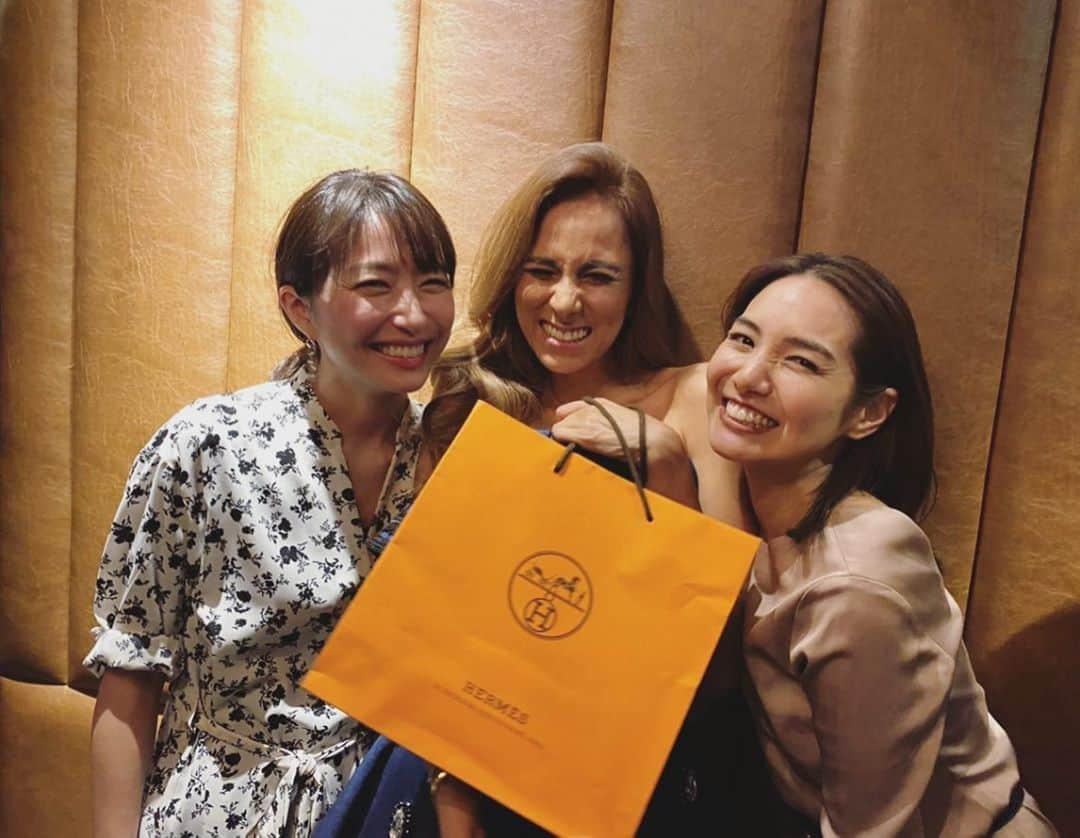 MALIAさんのインスタグラム写真 - (MALIAInstagram)「⠀ ⠀  𝑇ℎ𝑎𝑛𝑘 𝑦𝑜𝑢 ♥️🥂﻿ ﻿ もぅ長い歴史のある友人ばかり♥️﻿ 1番長い心友とは27年✨﻿ その後に長い"出逢いはセンター街"﻿ 的な、友達たちとも22年のお付き合い✨﻿ ﻿ そりゃ歳を重ねるに連れて友達歴も﻿ 勿論長くなるけど、こうして、﻿ 10年、20年、どんな時も変わらずに﻿ 私とお友達でいてくれてるみんなには﻿ "ありがとう"の言葉じゃ足りない想い🌹﻿ ﻿ 何にも変えられないよね﻿ 愛情も友情も買えないものだから﻿ 日々大切に大切にしなきゃいけない⚜️ ﻿ 家族も勿論、大切♥️﻿ だけど、お友達も凄く大切♥️﻿ ﻿ ここ数年は特にそうだったの﻿ どんだけ。どんだけの事があっても﻿ みんな私をサポートしてくれたし﻿ 信じてくれたんだ♥️﻿ ﻿ こんなに最高night🥂と﻿ カウントダウンバースデーを﻿ してもらえたお陰でMALIA.の37歳は﻿ いい歳になる🌹って大決定しました♥️﻿ ﻿ #みんなありがとう♥️﻿ #最高night #最高の1年の﻿ #はじまりはじまり﻿ #写真が全然ないw﻿ #載せれない動画ばっかりw﻿ #写メ撮る暇がない程に﻿ #歌った #踊った #飲んだ﻿ #MALIA完全復活っ👸🏽♥️✌🏽🥂✨﻿」2月1日 23時30分 - maliarehman