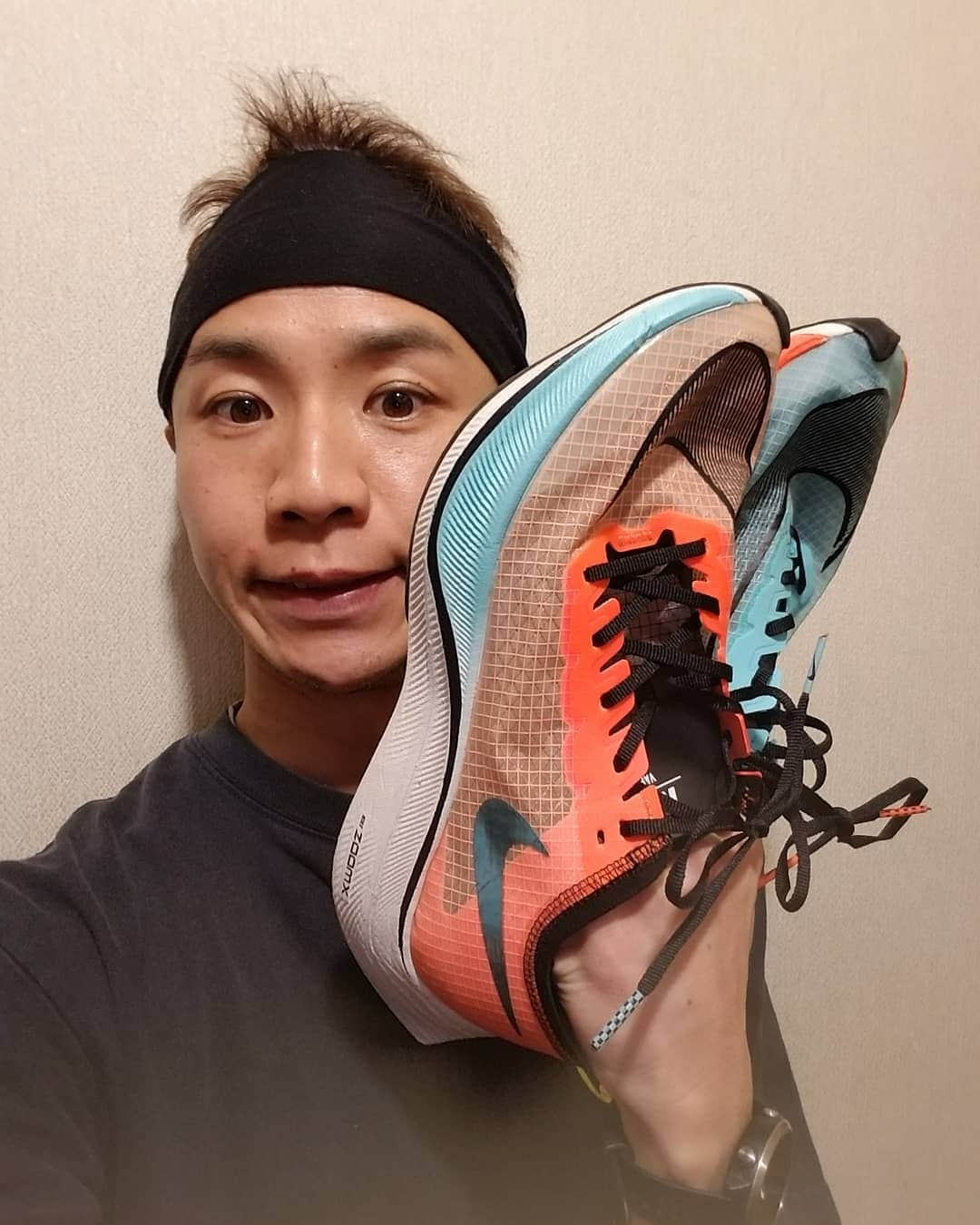 宇野けんたろうさんのインスタグラム写真 - (宇野けんたろうInstagram)「午前練習.Run10km+100m×3本+腹筋100回！！ 午後練習.1000m×5本(3分19秒.3分18秒.3分19秒.3分15秒.3分13秒.リカバリー60秒)+腹筋100回！！ 距離走から中一日での練習は体が重すぎて動きません。。。一本目からキツすぎた。そして初めてのヴェイパー。最初は非常に履きこなすのが難しい。慣れるしかない。だけど前に進む力がすごい！！！ あと走りの矯正になるのが良い。１ヶ月で慣らそう！！ 明日は生放送頑張ろう。  #Jaybird  #イトイエックス  #マラソン #マラソン大会 #ランニング #ジョギング #ランナー #走る #アスリート #芸人」2月1日 23時36分 - unokentarorun