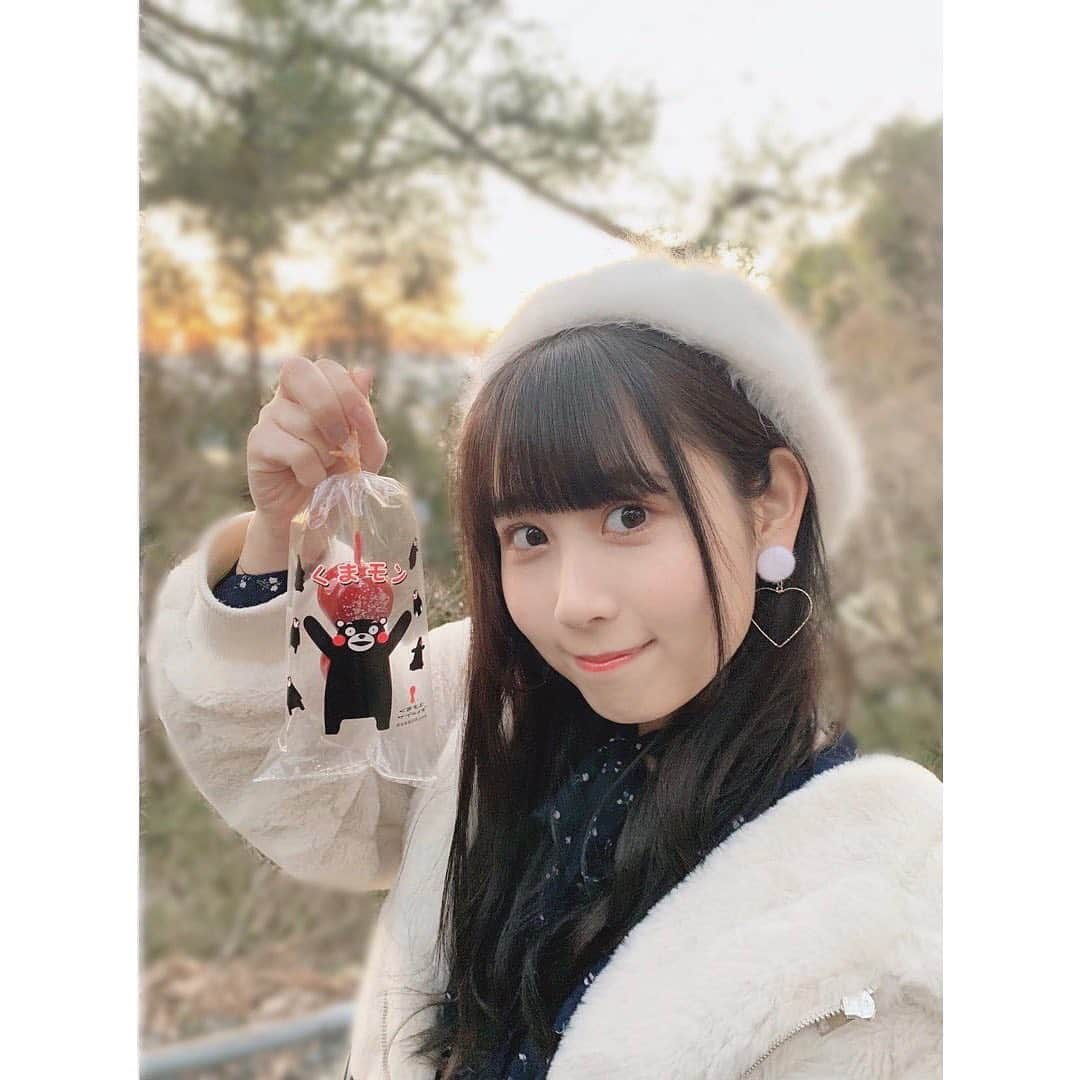 井上瑠夏さんのインスタグラム写真 - (井上瑠夏Instagram)「お正月の思い出🐻🍓﻿ ﻿ ぱぱが﻿ 食べてるところも撮ってくれた〜。笑﻿ .﻿ ﻿ .﻿ ﻿ ﻿ ﻿ #初詣﻿ #熊本﻿ #行ったときの﻿ #屋台　#いちご飴﻿ #くまモン #❤︎ ﻿ ﻿」2月1日 23時44分 - ruka_inoue48