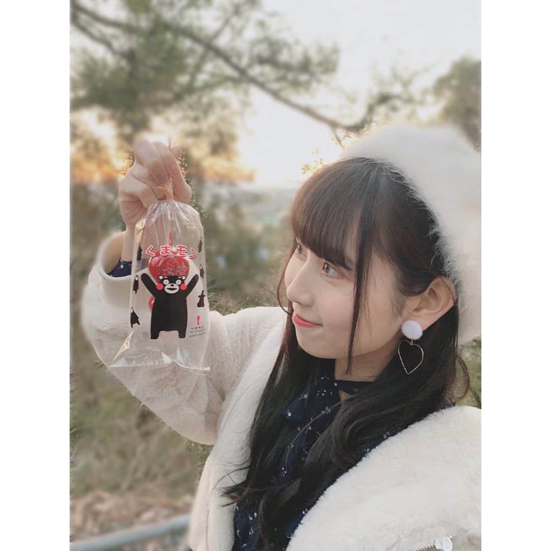 井上瑠夏のインスタグラム：「お正月の思い出🐻🍓﻿ ﻿ ぱぱが﻿ 食べてるところも撮ってくれた〜。笑﻿ .﻿ ﻿ .﻿ ﻿ ﻿ ﻿ #初詣﻿ #熊本﻿ #行ったときの﻿ #屋台　#いちご飴﻿ #くまモン #❤︎ ﻿ ﻿」