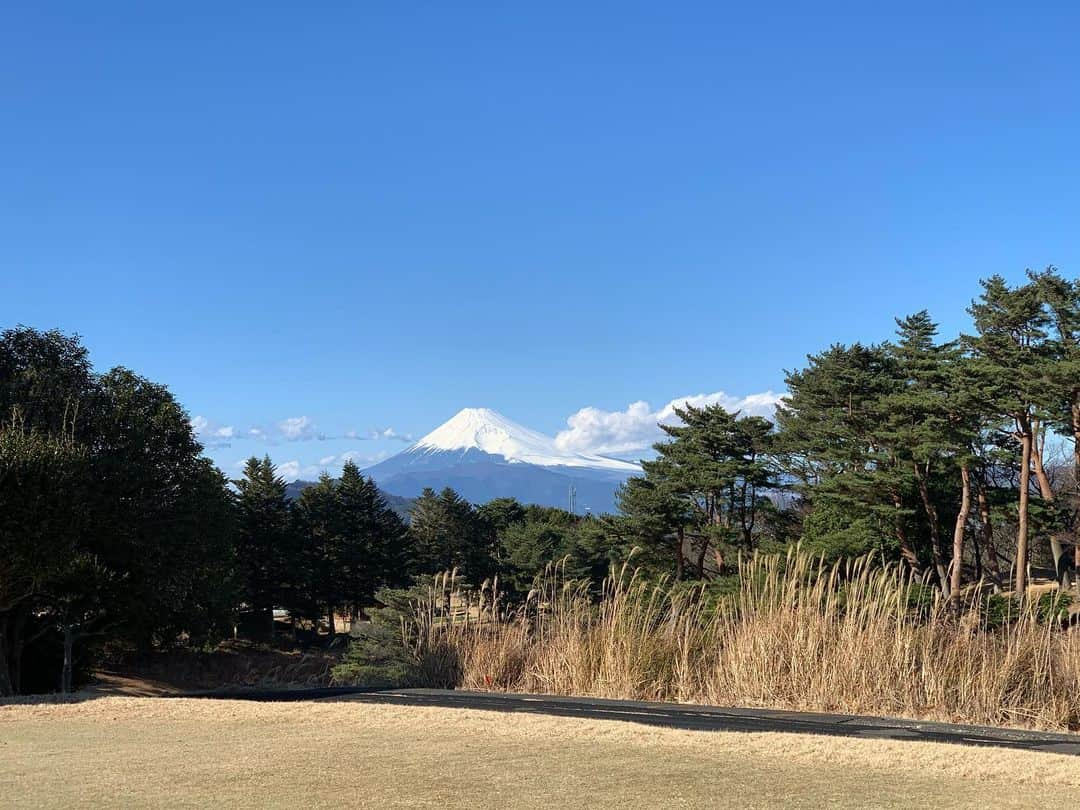 辻梨恵さんのインスタグラム写真 - (辻梨恵Instagram)「第1クール終了⛳️ コーチやスタッフのみなさん、 一緒に練習したみんなのお陰で とっても良い時間でした❗️ . 小林さんとタスクさんの講義も、とっても勉強になりました❗️ . サプライズで誕生日のお祝いとプレゼントも貰っちゃった💝 ありがとう💝 . ゴルフは個人スポーツだけど、 みんなで切磋琢磨しながらゴルフもトレーニングもできてよかった！ みんな結構負けず嫌いだし、とっても楽しかった✊ もっとがんばるぞー✊ . #GOLF #kinetics #Force #Torque」2月1日 23時47分 - s2.golf