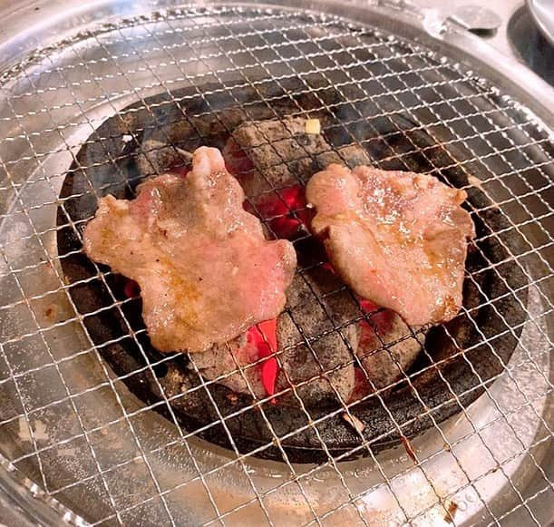 上西恵さんのインスタグラム写真 - (上西恵Instagram)「初1人焼肉🥓 朝からずっと食べたすぎて、 稽古終わって、家帰ってからも食べたすぎて 行ってきた☺️☺️ ⠀ ふぅー満足満足！！！！ ⠀ モカちゃんから貰った入浴剤でゆっくり久しぶりにお湯に浸かろう🛁 ⠀ 基本ご飯の写真は適当🍚 れなにいつもなんでこんな適当に撮るの、って言われる この写真もきっと なんで？とれなは思うでしょう ⠀ ちなみにお肉はよく焼き派です。 ⠀ #1人焼肉デビュー」2月1日 23時48分 - jonishi_kei