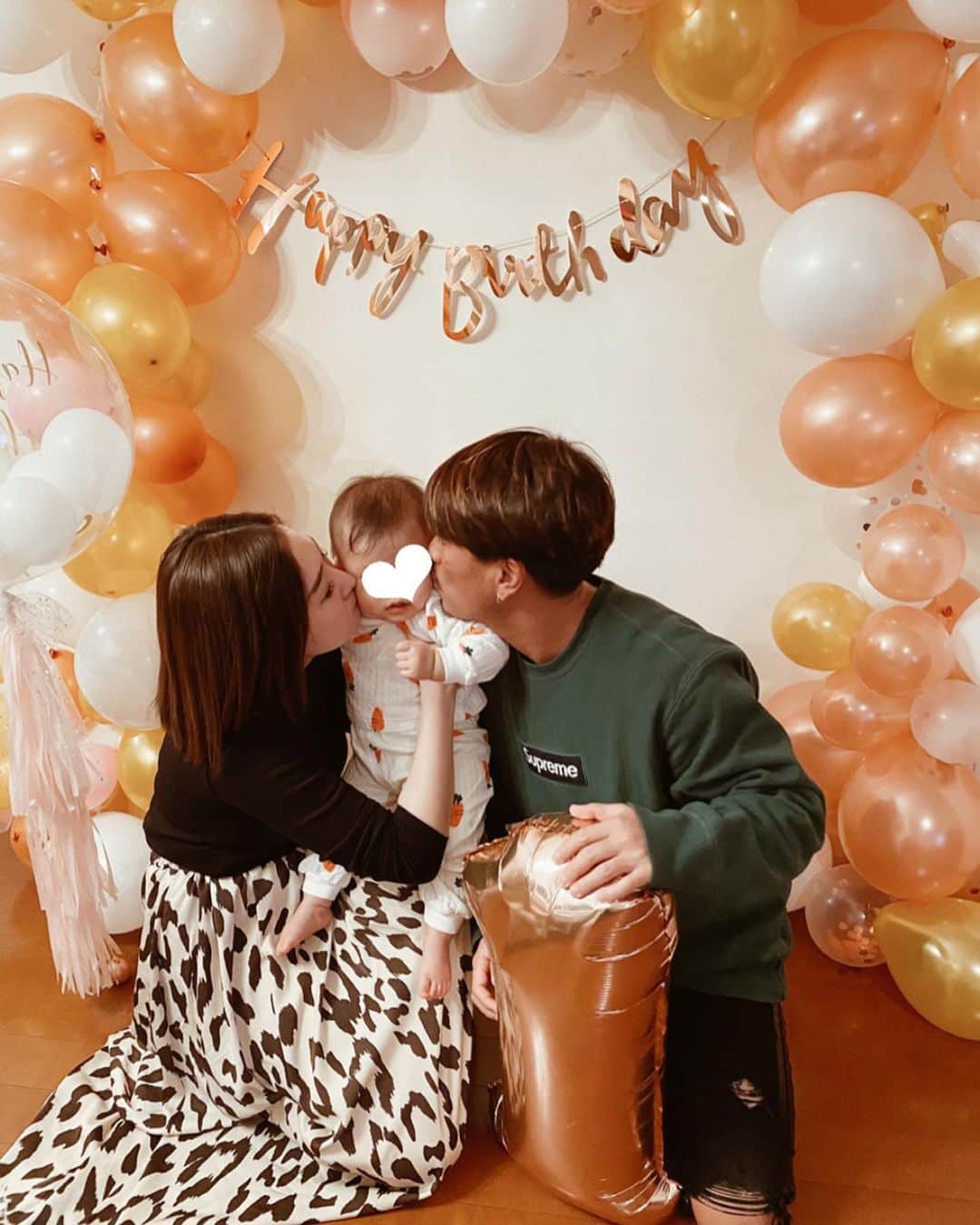 shihoのインスタグラム：「👩🏻👶🏻👨🏾💗💋🎈🎀🎂 . . . . . . #happybirthday#1st #mama#papa#baby#family #女の子ママ #女の子ベビー #産まれてきてくれてありがとう #スマッシュケーキ #のあとすぐお風呂はいったので #みにしぽパジャマで統一感なしだけど #この写真お気に入り💋 #べびのバースデー前に #エスビューティークリニック  #娘の誕生日前にママ美スイッチオン #写真たくさん撮りたかったからね😝 #自分の事並みにたのしみにしていた日」