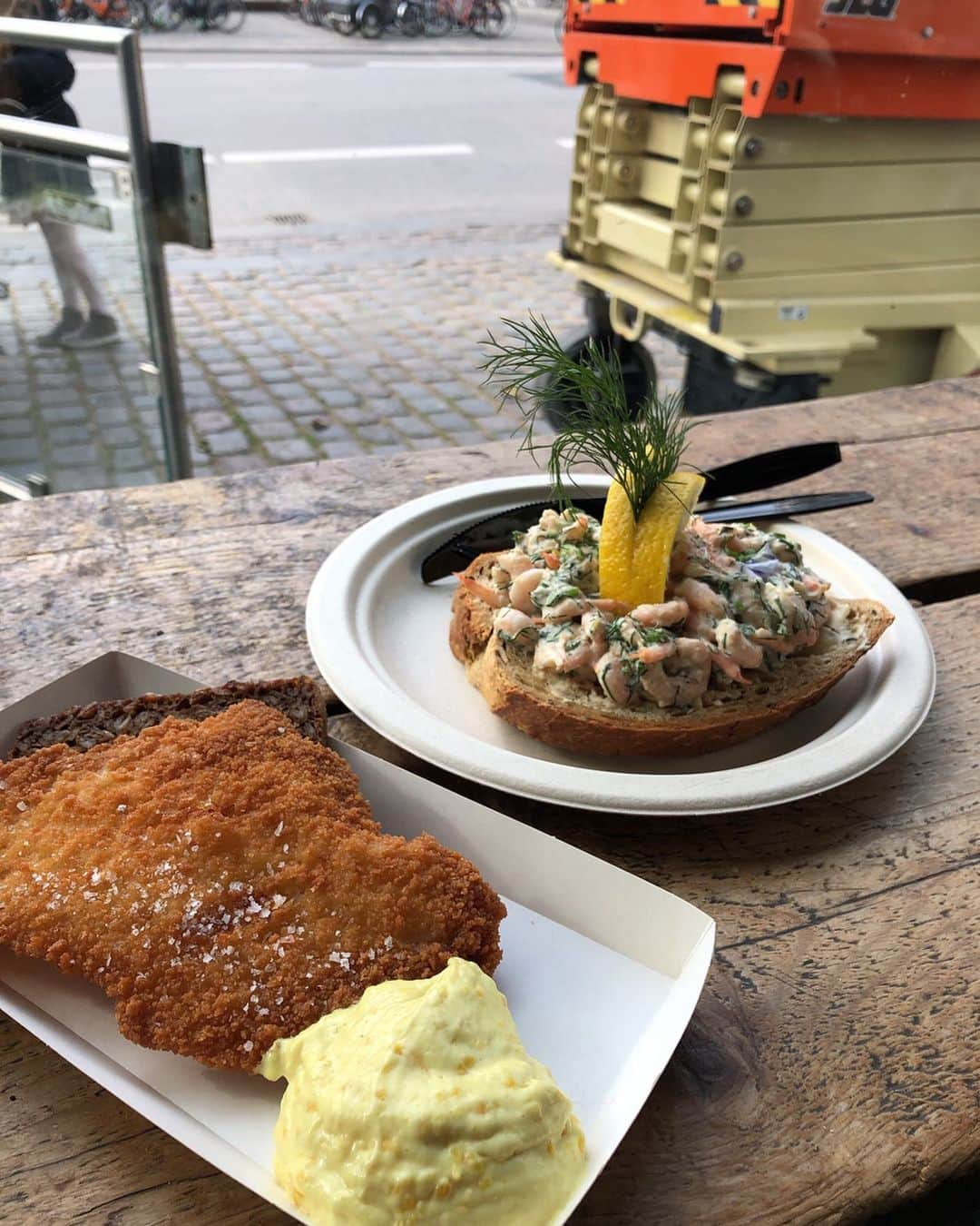 東美樹さんのインスタグラム写真 - (東美樹Instagram)「At the speciality market in cph.Everything was so tempting and especially, these beautiful authentic danish #smørrebrød were to die for! One of the biggest reasons I fell in love with this city🐰🧡🌿 ヨーロッパ食忘備録in🇩🇰 デンマークの名物と言えばオープンサンドイッチ。 地元でも人気のHallernasへ少し早めのお一人様ランチ at 11:00am。 大きなお洒落フードマーケットの中にあるこのお店は 平日なのにとっても賑わっていました。 外には少し高めの、質の良い果物やお野菜、お花が売っていて、料理欲が爆発寸前でした。笑 🥗🐰ランチ🐰🥪 •トラウトサーモン •小海老とディル(後日また再来した時) •お魚屋さんで買った白身魚のフライ そして旅の醍醐味、昼からビールも忘れずに☺️笑 このフライが意外にも大ヒット！ 衣はザクザクで中はふっくら。 少しスパイスの効いたソースがとても良いアクセントに。 また訪れたいお気に入りの場所💛🌿 . #Mikichangin🇩🇰 #旅忘備録 #Denmark #Copenhagen #travelgram #sonya5100 #opensandwich #foodgram #copenhagenfood  #デンマーク #コペンハーゲン #女子旅 #ヨーロッパ旅行 #タビジョ #オープンサンド」2月2日 10時44分 - mikko.36___