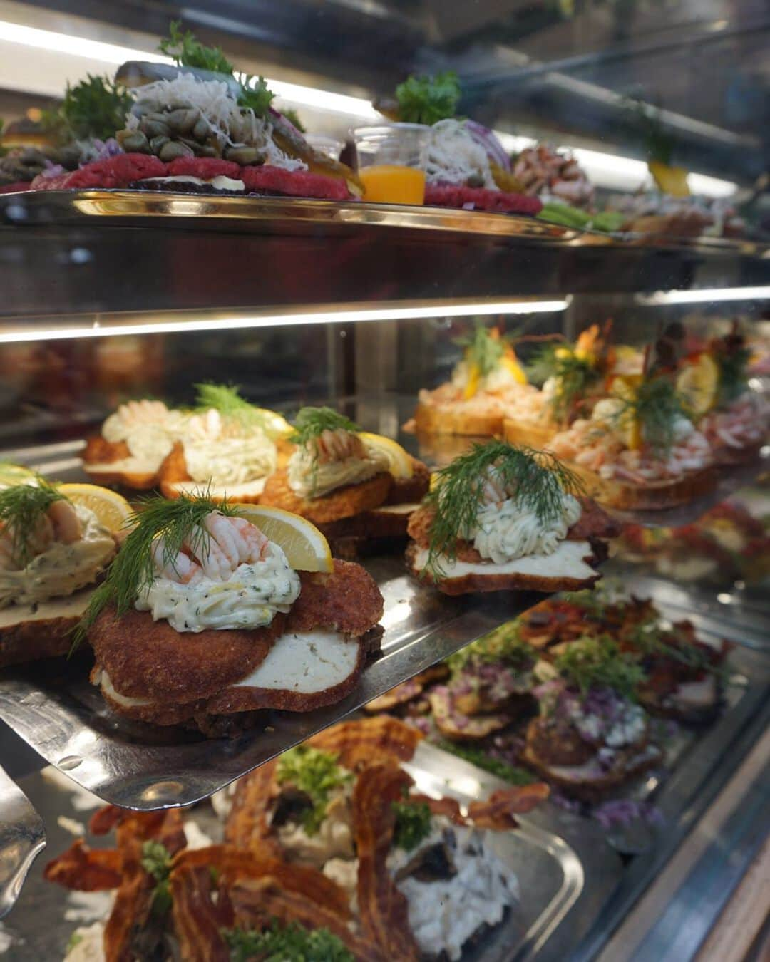 東美樹さんのインスタグラム写真 - (東美樹Instagram)「At the speciality market in cph.Everything was so tempting and especially, these beautiful authentic danish #smørrebrød were to die for! One of the biggest reasons I fell in love with this city🐰🧡🌿 ヨーロッパ食忘備録in🇩🇰 デンマークの名物と言えばオープンサンドイッチ。 地元でも人気のHallernasへ少し早めのお一人様ランチ at 11:00am。 大きなお洒落フードマーケットの中にあるこのお店は 平日なのにとっても賑わっていました。 外には少し高めの、質の良い果物やお野菜、お花が売っていて、料理欲が爆発寸前でした。笑 🥗🐰ランチ🐰🥪 •トラウトサーモン •小海老とディル(後日また再来した時) •お魚屋さんで買った白身魚のフライ そして旅の醍醐味、昼からビールも忘れずに☺️笑 このフライが意外にも大ヒット！ 衣はザクザクで中はふっくら。 少しスパイスの効いたソースがとても良いアクセントに。 また訪れたいお気に入りの場所💛🌿 . #Mikichangin🇩🇰 #旅忘備録 #Denmark #Copenhagen #travelgram #sonya5100 #opensandwich #foodgram #copenhagenfood  #デンマーク #コペンハーゲン #女子旅 #ヨーロッパ旅行 #タビジョ #オープンサンド」2月2日 10時44分 - mikko.36___