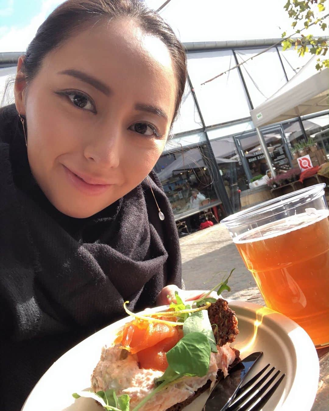 東美樹さんのインスタグラム写真 - (東美樹Instagram)「At the speciality market in cph.Everything was so tempting and especially, these beautiful authentic danish #smørrebrød were to die for! One of the biggest reasons I fell in love with this city🐰🧡🌿 ヨーロッパ食忘備録in🇩🇰 デンマークの名物と言えばオープンサンドイッチ。 地元でも人気のHallernasへ少し早めのお一人様ランチ at 11:00am。 大きなお洒落フードマーケットの中にあるこのお店は 平日なのにとっても賑わっていました。 外には少し高めの、質の良い果物やお野菜、お花が売っていて、料理欲が爆発寸前でした。笑 🥗🐰ランチ🐰🥪 •トラウトサーモン •小海老とディル(後日また再来した時) •お魚屋さんで買った白身魚のフライ そして旅の醍醐味、昼からビールも忘れずに☺️笑 このフライが意外にも大ヒット！ 衣はザクザクで中はふっくら。 少しスパイスの効いたソースがとても良いアクセントに。 また訪れたいお気に入りの場所💛🌿 . #Mikichangin🇩🇰 #旅忘備録 #Denmark #Copenhagen #travelgram #sonya5100 #opensandwich #foodgram #copenhagenfood  #デンマーク #コペンハーゲン #女子旅 #ヨーロッパ旅行 #タビジョ #オープンサンド」2月2日 10時44分 - mikko.36___