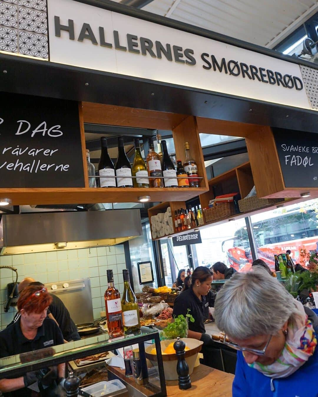 東美樹さんのインスタグラム写真 - (東美樹Instagram)「At the speciality market in cph.Everything was so tempting and especially, these beautiful authentic danish #smørrebrød were to die for! One of the biggest reasons I fell in love with this city🐰🧡🌿 ヨーロッパ食忘備録in🇩🇰 デンマークの名物と言えばオープンサンドイッチ。 地元でも人気のHallernasへ少し早めのお一人様ランチ at 11:00am。 大きなお洒落フードマーケットの中にあるこのお店は 平日なのにとっても賑わっていました。 外には少し高めの、質の良い果物やお野菜、お花が売っていて、料理欲が爆発寸前でした。笑 🥗🐰ランチ🐰🥪 •トラウトサーモン •小海老とディル(後日また再来した時) •お魚屋さんで買った白身魚のフライ そして旅の醍醐味、昼からビールも忘れずに☺️笑 このフライが意外にも大ヒット！ 衣はザクザクで中はふっくら。 少しスパイスの効いたソースがとても良いアクセントに。 また訪れたいお気に入りの場所💛🌿 . #Mikichangin🇩🇰 #旅忘備録 #Denmark #Copenhagen #travelgram #sonya5100 #opensandwich #foodgram #copenhagenfood  #デンマーク #コペンハーゲン #女子旅 #ヨーロッパ旅行 #タビジョ #オープンサンド」2月2日 10時44分 - mikko.36___