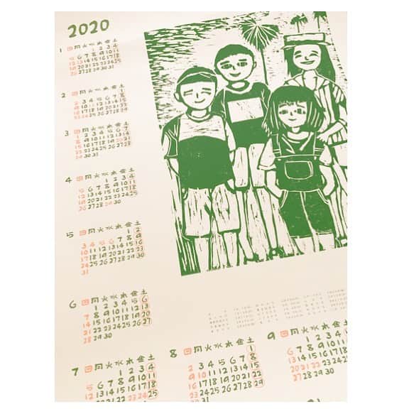 前田ゆかのインスタグラム：「娘作 2年に1度家族をテーマに作る 版画のカレンダーができあがり♪  #木版を摺る #なつのおもいで #何ヶ月もかけて #娘の作品　 #兄妹よく似てる #版画 #美術」
