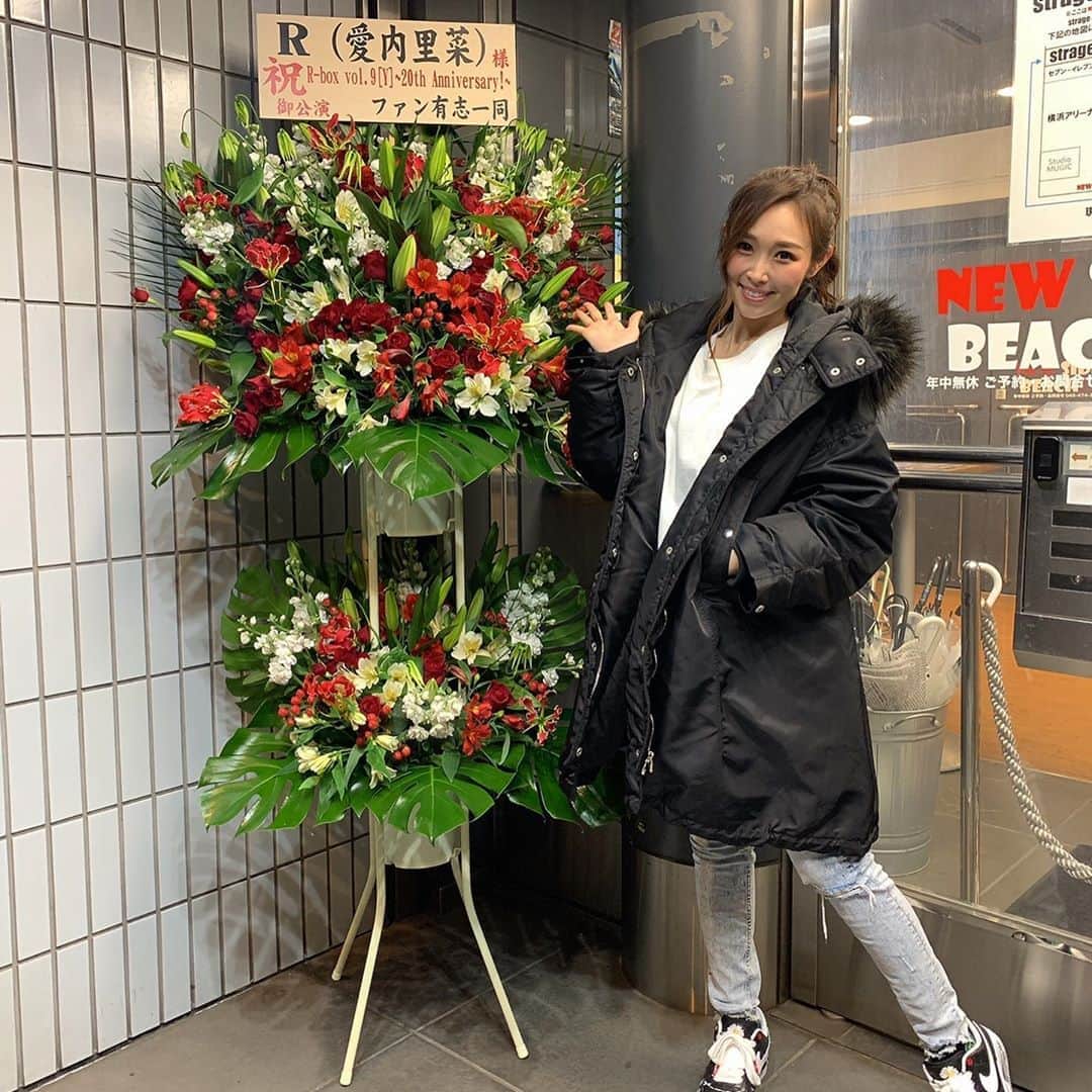 愛内里菜のインスタグラム：「遅くなりましたが🙇‍♀️﻿ ﻿ 2020年　20周年記念ライブ一発目の﻿ 新横浜ライブでいただいた﻿ お花💐🌼🌸 ﻿ いつもいつも﻿ 素敵なお花をありがとう❤️🙇‍♀️﻿ ﻿ ２月１日から﻿ ローチケで発売となった﻿ 名古屋ライブのチケット完売となりました‼️‼️﻿ ありがとうございます😆🙏🌈﻿ ﻿ ヘアメイクさんの﻿ ゆりっぺと💋﻿ ﻿ ﻿ ✨活動20周年記念✨﻿ YouTube開始！チャンネル登録よろしくね😆﻿ 愛内里菜は「R」であ〜るチャンネル﻿ 「歌ってみた」﻿ https://youtu.be/N97mieWf2eg﻿ ﻿ 「解説編」﻿ https://youtu.be/v1RW058Oubs﻿ ﻿ ﻿ TikTokも開始！フォローよろしくね😆﻿ R_愛内里菜﻿ https://www.tiktok.com/@r_aiuchirina_official﻿ ﻿ ﻿@pulito_yuri💄 #歌ってみた﻿ #Cover﻿ #弾いてみた﻿ #カラオケ﻿ #ライブ﻿ #愛内里菜 改め#R として #歌手 再始動﻿ #垣内りか #垣内倶楽部 #バンド #バンド名 ﻿ #ライブハウス #ライブ #一体化 #絆 #盛り上がりたい #会いたい﻿ #感謝 #リスタート #アニバーサリー#20周年﻿ #YouTube﻿ #ユーチューバー#TikTok﻿ @kentaroishii1981﻿」