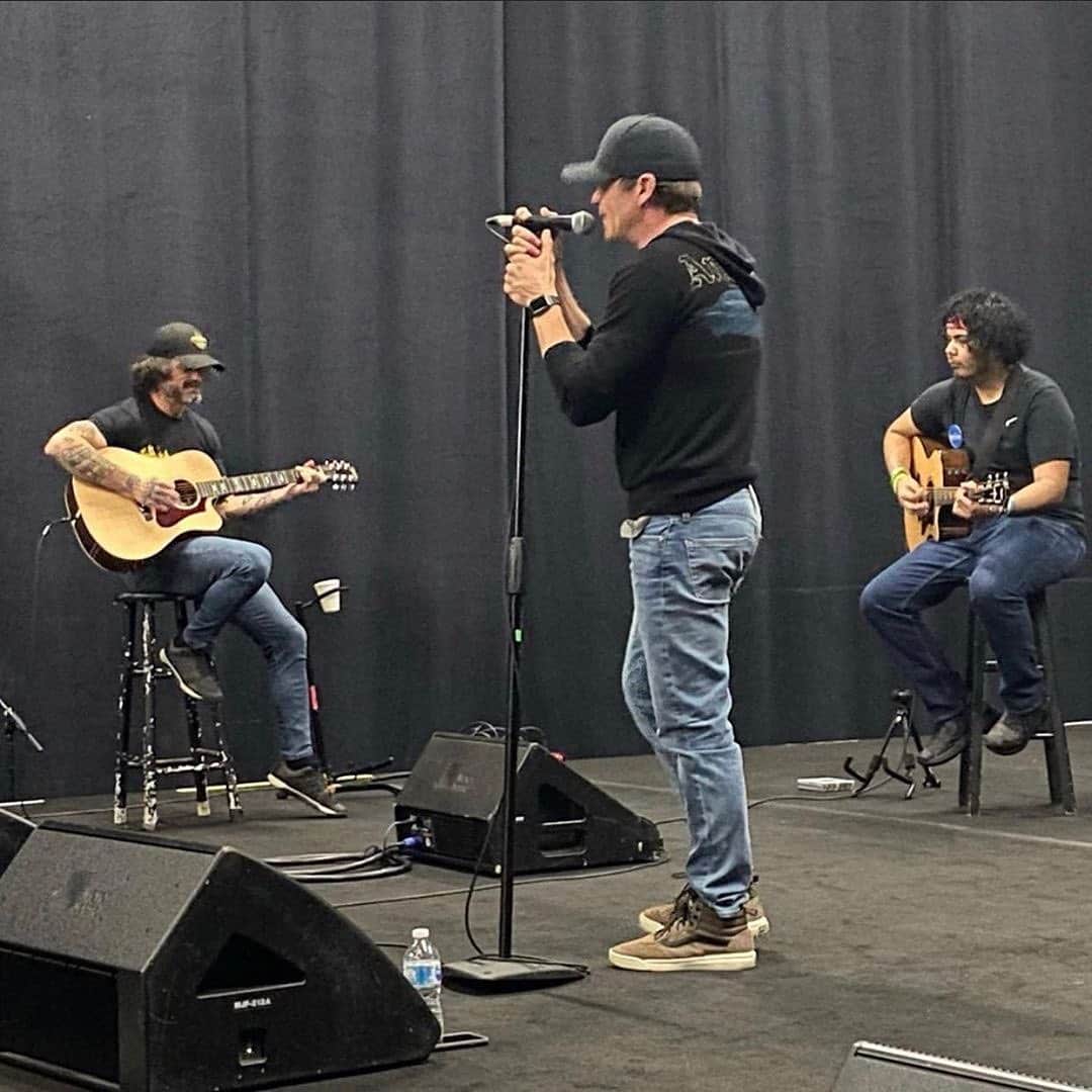 3 Doors Downさんのインスタグラム写真 - (3 Doors DownInstagram)「"We had a great time with our friends from @makeawishmidtn along with Julio and his family who flew in from Boston today for a jam session here at @soundchecknashville. What a talented young man with a bright future! Go get it Julio!" - @brad3doorsdown #repost」2月2日 9時32分 - 3doorsdown