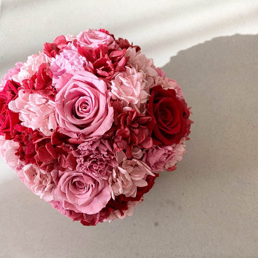 吉田美紀さんのインスタグラム写真 - (吉田美紀Instagram)「・ ・ 2月スタート♫ pinkのプリザーブドフラワーが お部屋をパーっと明るくしてくれる･:*.:+ ・ ・ “pink” 昔から変わらず一番気分をあげてくれるカラー。 ・ いい1ヶ月になりますように˚⁎⁺˳✧༚ ・ ・  #flower #flowers #flowerbox #nicolaibergmann #pink #february #お花 #フラワーボックス #ニコライバーグマン#ピンク#2月」2月2日 9時46分 - miki__yoshida