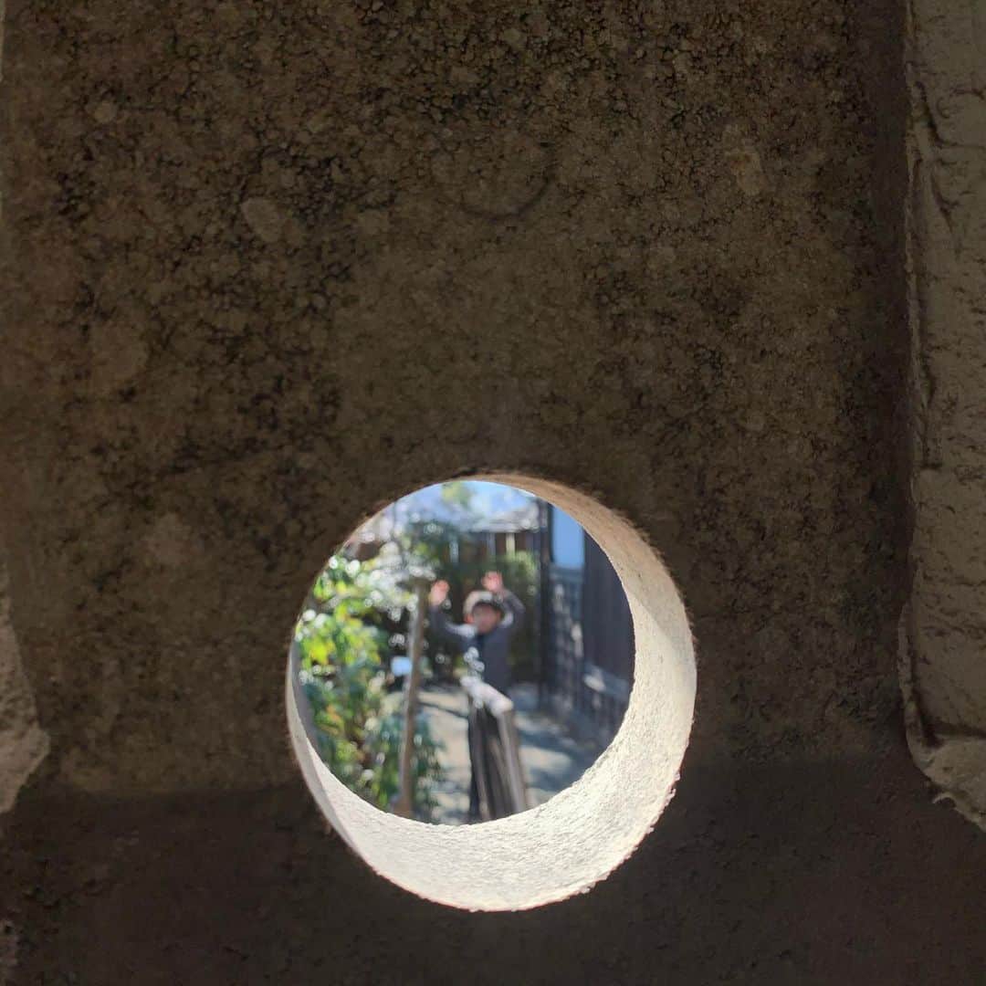 クリス智子さんのインスタグラム写真 - (クリス智子Instagram)「面白い窓たくさん○ 古民家を改装した懐石料理屋。  #窓」2月2日 9時39分 - chris_tomoko