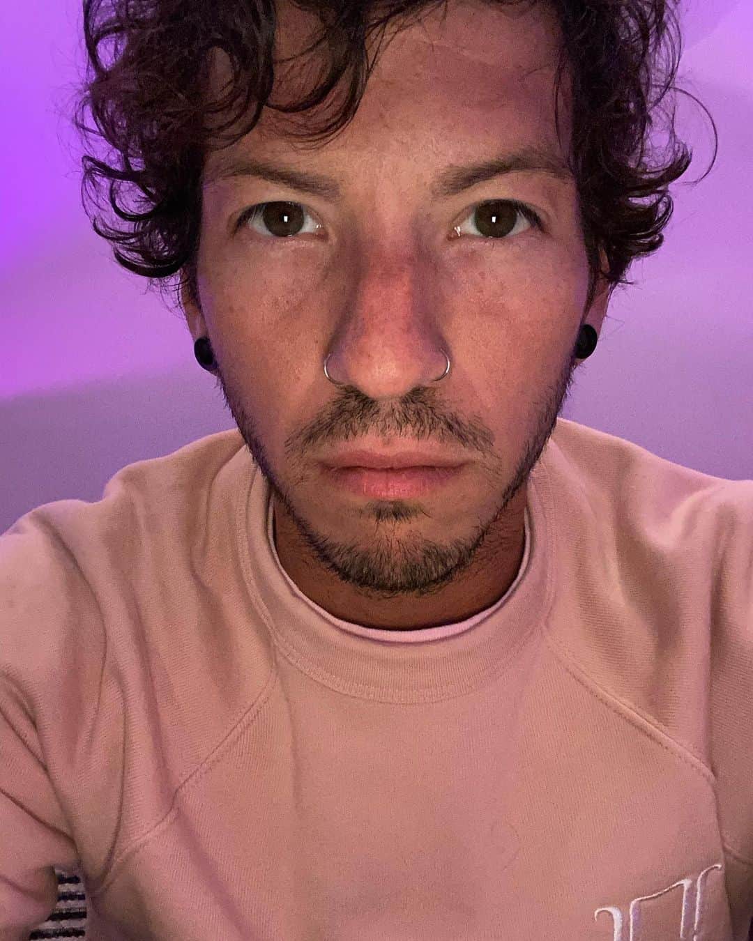 ジョシュ・ダンのインスタグラム：「got this new @flor sweatshirt so whatever here’s a pic i took of myself」