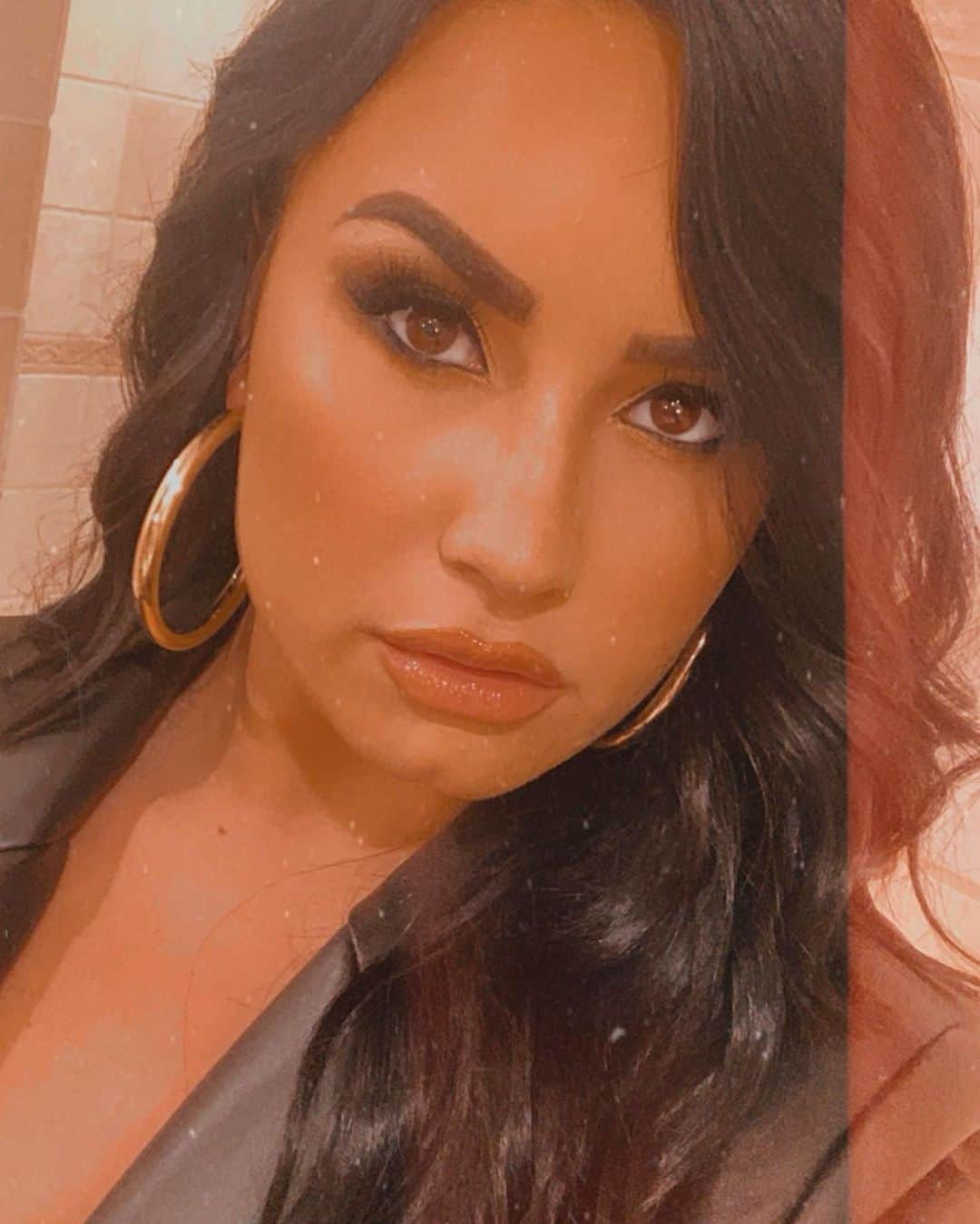 デミ・ロヴァートさんのインスタグラム写真 - (デミ・ロヴァートInstagram)「Obsessed with this glam and fit (and apparently this filter) 😂🖤」2月2日 10時03分 - ddlovato