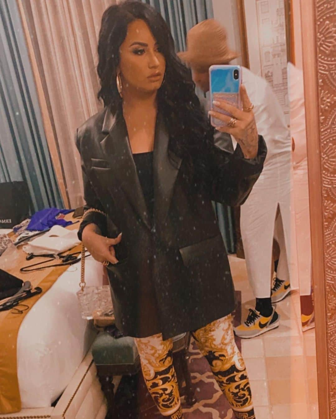 デミ・ロヴァートさんのインスタグラム写真 - (デミ・ロヴァートInstagram)「Obsessed with this glam and fit (and apparently this filter) 😂🖤」2月2日 10時03分 - ddlovato