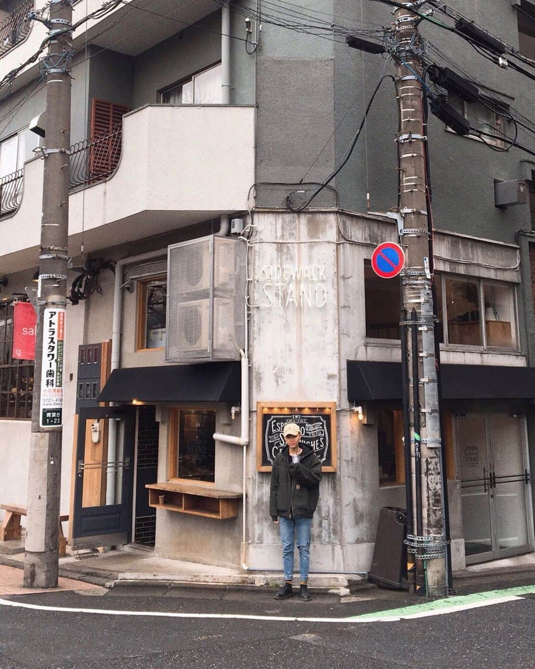 葉晟睿さんのインスタグラム写真 - (葉晟睿Instagram)「（☕️ SIDEWALK STAND）位於中目黑の散步河道上，只是經過拍一下，手裡好像是拿著onibus的咖啡(๑´ڡ`๑) #kalvintravel🇯🇵 #kalvineats咖啡 #sidewalkstand」2月2日 10時12分 - kalvin.yeh