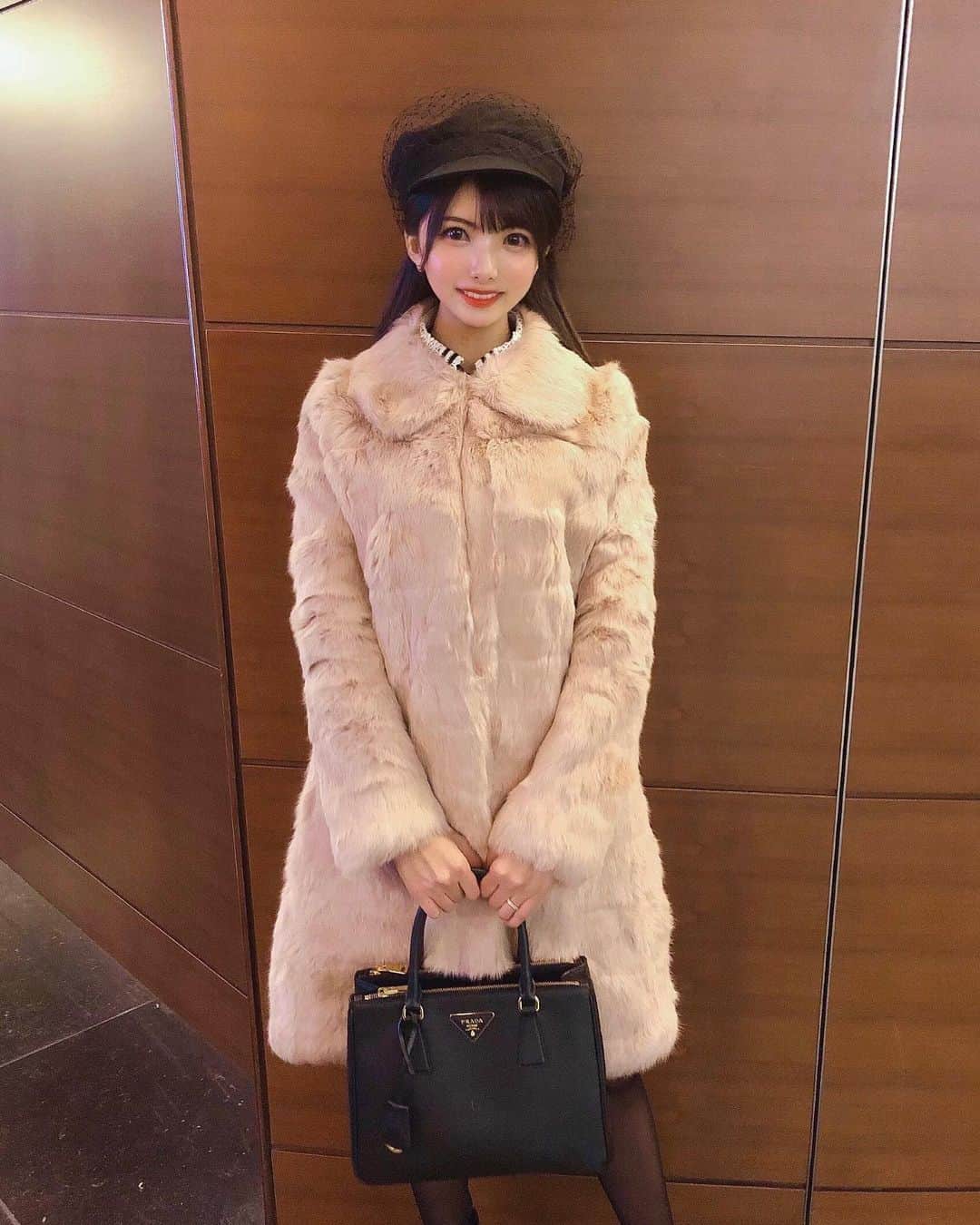岡田栞奈のインスタグラム：「昨日のコーデ💗 コート可愛すぎだしあったかい😚👌 まだまだ寒いね❄️ #六本木ヒルズ #デートコーデ #デート #映画 #ナイブスアウト #コート #ラビットファー #もこもこ #あったかい #roppongihills #tokyo #dinner #codenate #coat #family #love」