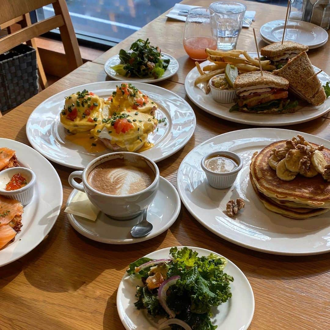 長谷川あやさんのインスタグラム写真 - (長谷川あやInstagram)「🥞🥞🥞#clintonstbakingcompany#aoyama#cafe#lunch#あや飯 ・ ・ ・ CLINTON ST. BAKING COMPANYでランチ🍽💓 ・ 久しぶりに再会できた3人と やっと会えたりんちゃんBaby👶💛 ・ まさか5人で女子会できる日が来るとは、、、✨」2月2日 10時14分 - ayasuke_0516