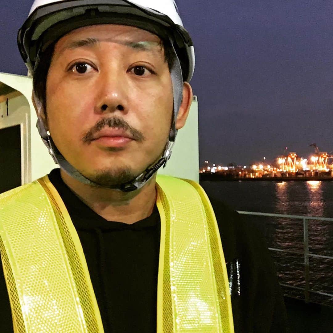 入江悠さんのインスタグラム写真 - (入江悠Instagram)「『#AI崩壊 』思い出の一枚。  巨大タンカーを借り切っての撮影。 プロデューサーから「タンカー以外の選択肢ないですか？」と何度も訊かれましたが、これこそがやりたかった。  大沢たかおさんの逃走と、三浦友和さん広瀬アリスさんの追走。 そしてアレの登場…… 映画、絶賛公開中です。」2月2日 10時20分 - u_irie