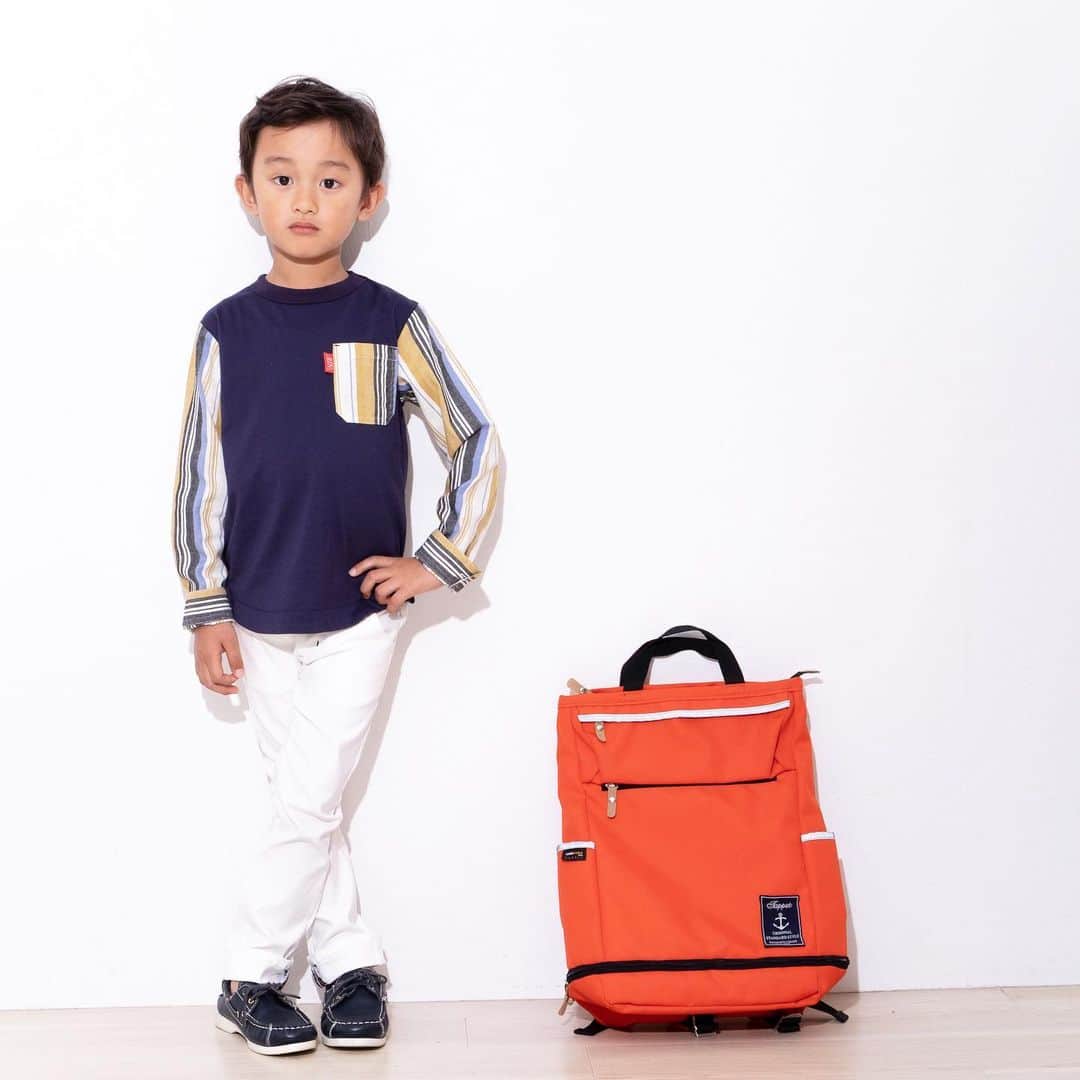 TAPPETのインスタグラム：「tappet 2020ss  シャツ素材の袖とポケットの異素材ミックスがオシャレなロングTシャツ。  カラーはネイビーとグレーの2色。  グレーの袖はピンクとブルーのストライプ柄でまた雰囲気が変わり、どちらにするか迷いますね。  薄着になってくる春先にはリュックのカラーでアクセントを。」