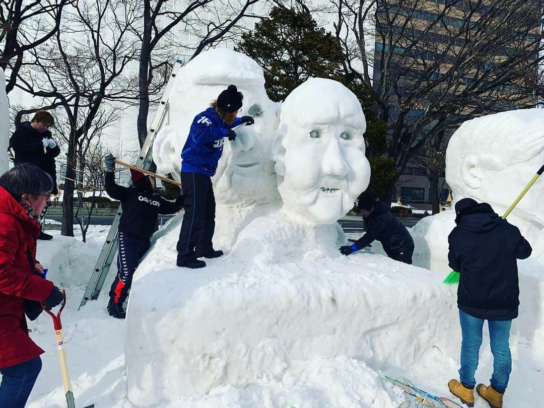 ボン溝黒のインスタグラム：「2日目は地元の専門学生がチームボンざわーるど雪像に手伝いに来てくれました。 #札幌雪まつり 2020  #市民雪像 #大通り公園 #雪像に夢中 #札幌放送芸術ミュージックダンス専門学校  #りおちゃん #水泳インストラクター #バタフライ選手 #松尾ジンギスカン #次の日の打ち合わせ #毛蟹 #味噌ラーメン」