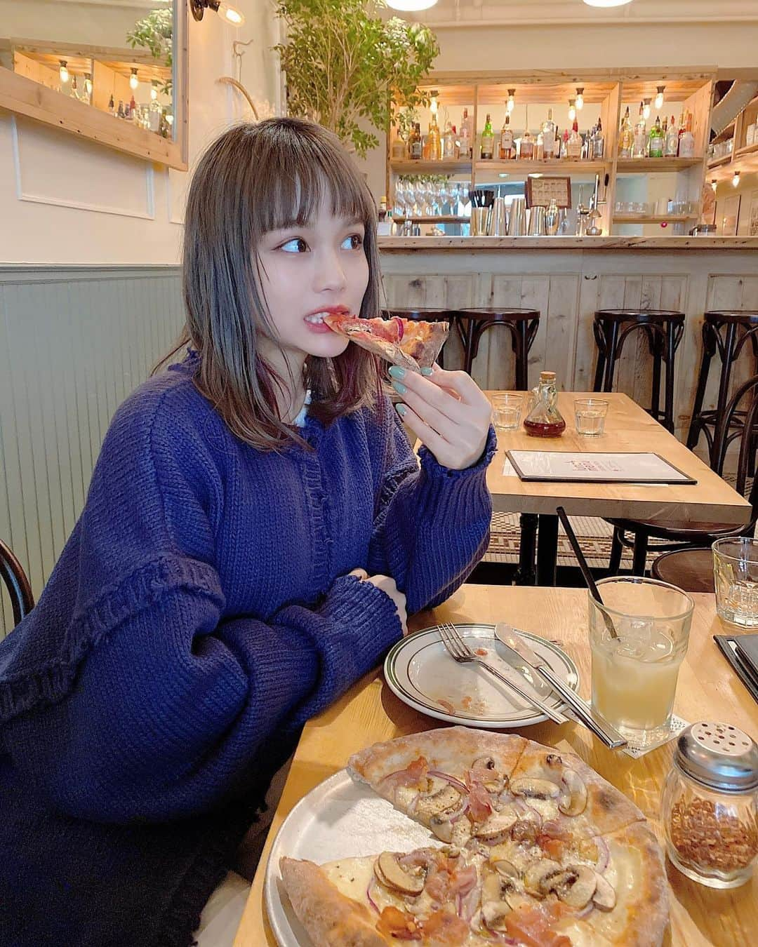 安中芙美さんのインスタグラム写真 - (安中芙美Instagram)「ㅤㅤㅤㅤㅤㅤㅤㅤㅤㅤㅤㅤㅤ ㅤㅤㅤㅤㅤㅤㅤㅤㅤㅤㅤㅤㅤ 昨日のランチはピザ🍕 あみ夫婦と3人で◎ 一人1枚は多かったねっ ㅤㅤㅤㅤㅤㅤㅤㅤㅤㅤㅤㅤㅤ 髪の毛また色入れてもらって、 最高に綺麗なカラーなってます❤︎ 最近のオーダーは肌のくすみが飛ぶカラー☁️ ㅤㅤㅤㅤㅤㅤㅤㅤㅤㅤㅤㅤㅤ #アメ村 #アメ村ランチ #ピザ #ヘアカラー #アッシュカラー #オン眉」2月2日 10時34分 - fumitwinsworld