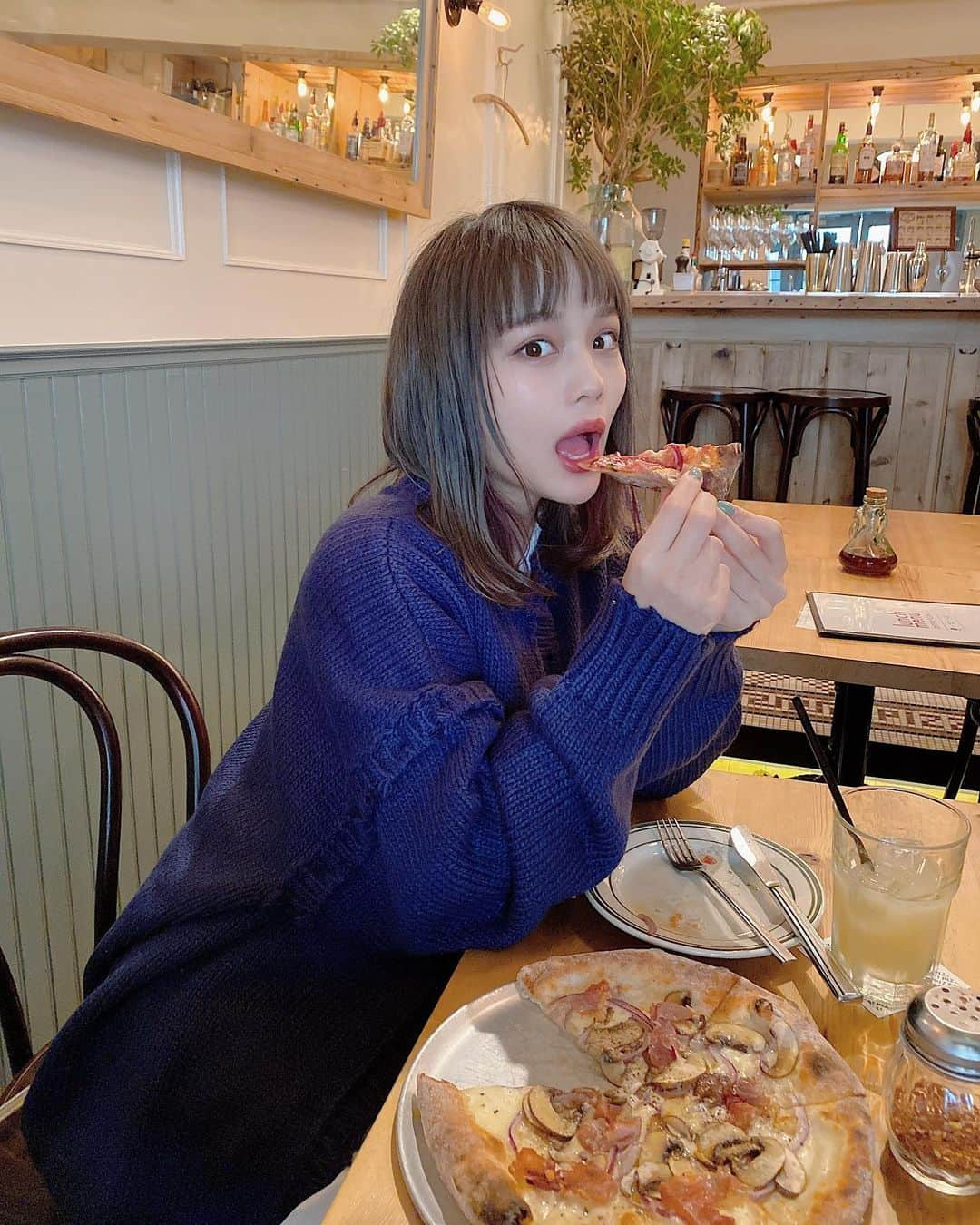 安中芙美さんのインスタグラム写真 - (安中芙美Instagram)「ㅤㅤㅤㅤㅤㅤㅤㅤㅤㅤㅤㅤㅤ ㅤㅤㅤㅤㅤㅤㅤㅤㅤㅤㅤㅤㅤ 昨日のランチはピザ🍕 あみ夫婦と3人で◎ 一人1枚は多かったねっ ㅤㅤㅤㅤㅤㅤㅤㅤㅤㅤㅤㅤㅤ 髪の毛また色入れてもらって、 最高に綺麗なカラーなってます❤︎ 最近のオーダーは肌のくすみが飛ぶカラー☁️ ㅤㅤㅤㅤㅤㅤㅤㅤㅤㅤㅤㅤㅤ #アメ村 #アメ村ランチ #ピザ #ヘアカラー #アッシュカラー #オン眉」2月2日 10時34分 - fumitwinsworld