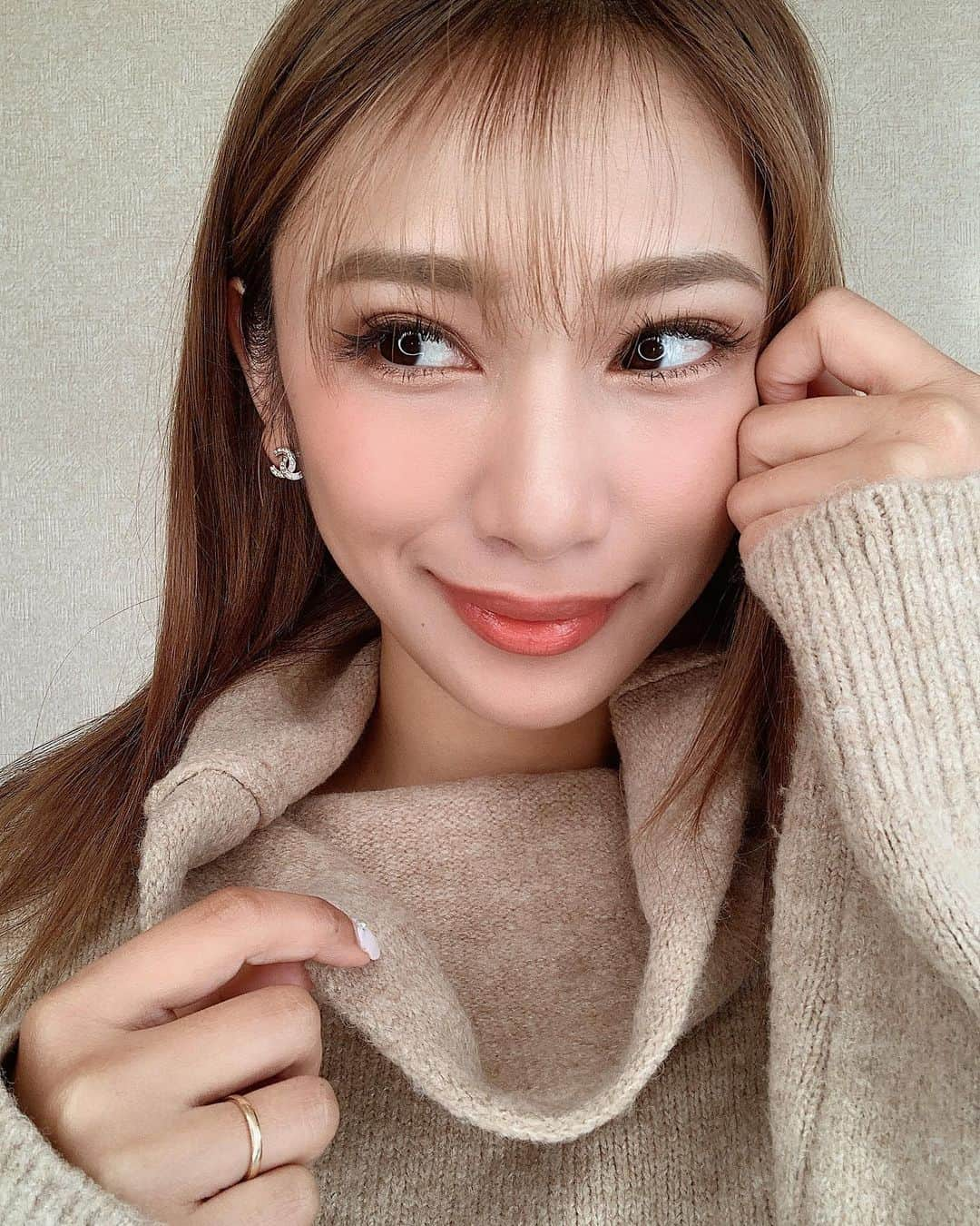 新井ニーニャさんのインスタグラム写真 - (新井ニーニャInstagram)「💗﻿ ﻿ 前髪直しながらニット掴んでたら、ポーズがよくわかんなくなってしまった。笑﻿ ﻿ ﻿ 𝚖𝚊𝚔𝚎 𝚞𝚙💄﻿ ﻿ ﻿ 相変わらず、美意識高め中💋﻿ 最近自分の着たい服とか﻿ したいスタイルに出来てなかったなぁと思い﻿ コスメとかお洋服たくさん見てくる❣️﻿ ﻿ 前髪ももう少し切って、増やす❣️﻿ ﻿ 自分がワクワクキラキラするような﻿ 自分になりたいーーーーー‼️😣﻿ ので、なる😎❤️﻿ ﻿ ﻿ 1月末に、まつエクお直しも﻿ してきました✨　@it_405 ﻿ ﻿ レシピ🍳﻿ ﻿ 毛質▷フラットラッシュ﻿ 長さ▷目頭C10.11.真ん中13.目尻J14﻿ ﻿ 👉🏽よくDM頂くので﻿ すわいぷで目元アップのせます🙆🏼‍♀️﻿ ﻿ まいさん @it405_mai  いつもありがとうございます🥰﻿ ﻿ ﻿ 目尻はブラックの1番長い毛にしてます🖤﻿ バチバチのボリュームが最高に好きで﻿ 最近はずっとこのレシピ😍﻿ ﻿ でもそろそろ春っぽい陽気になってきたから﻿ 少しイメチェンもありかな？と﻿ 考え中です💕﻿ ﻿ ﻿ ﻿ ニーニャのインスタを見たで500円オフにしてくださるそうなので、是非試してみて🌹﻿ ﻿ ﻿ #まつエクデザイン #キャッツアイ #キャッツまつエク #セクシーアイ #目尻長め #目尻 #まつえく #マツエク #まつげ #まつげエクステ #撮影 #メンテナンス #モデル #セルフィ #モデル撮影 #撮影モデル #起業家 #ママ起業家 #フラットラッシュ #まつエク #セルフィ #自撮り部 #メイク」2月2日 10時37分 - 22nina77